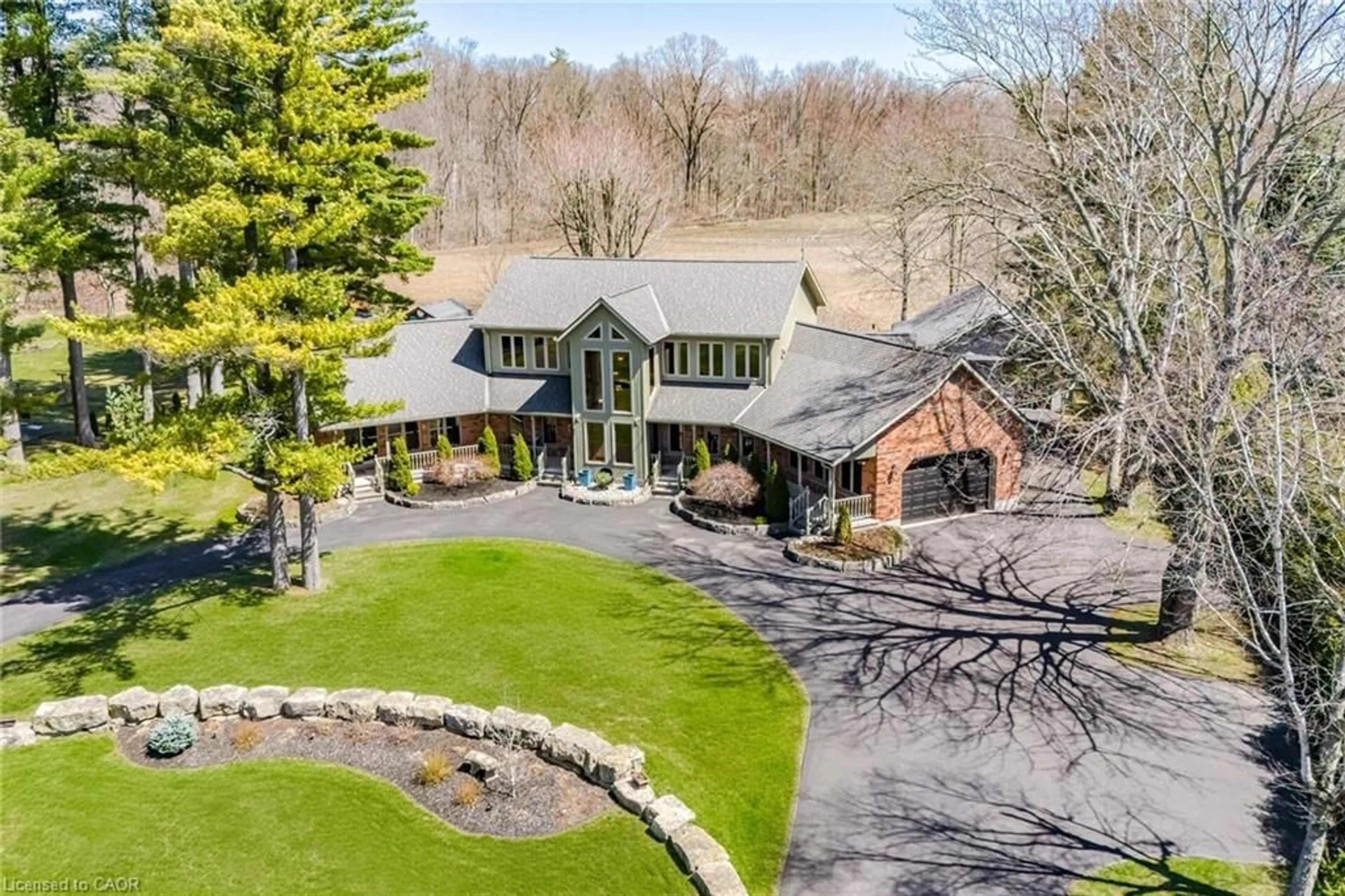 A pic from outside/outdoor area/front of a property/back of a property/a pic from drone, unknown for 587 Hillcrest Rd, Simcoe Ontario N3Y 4K1