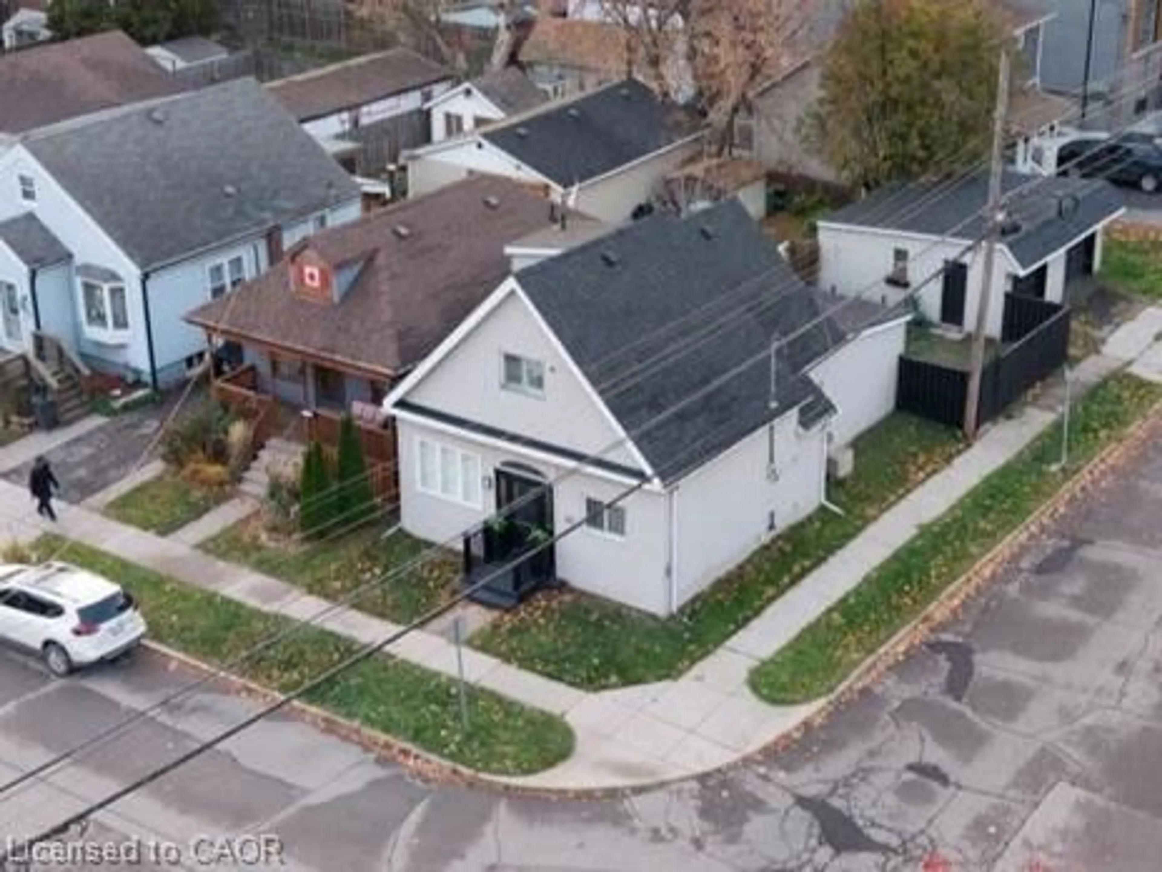 A pic from outside/outdoor area/front of a property/back of a property/a pic from drone, street for 39 Division St, Hamilton Ontario L8H 4Z7