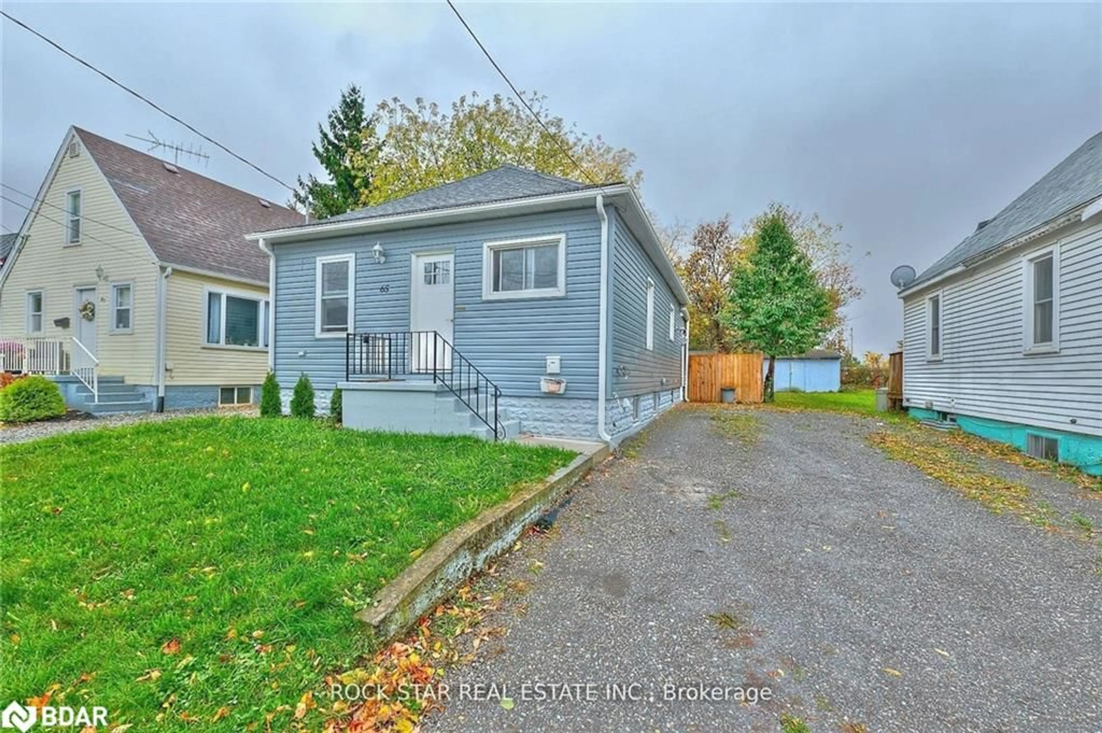 A pic from outside/outdoor area/front of a property/back of a property/a pic from drone, street for 65 Almond St, Welland Ontario L3B 3P6