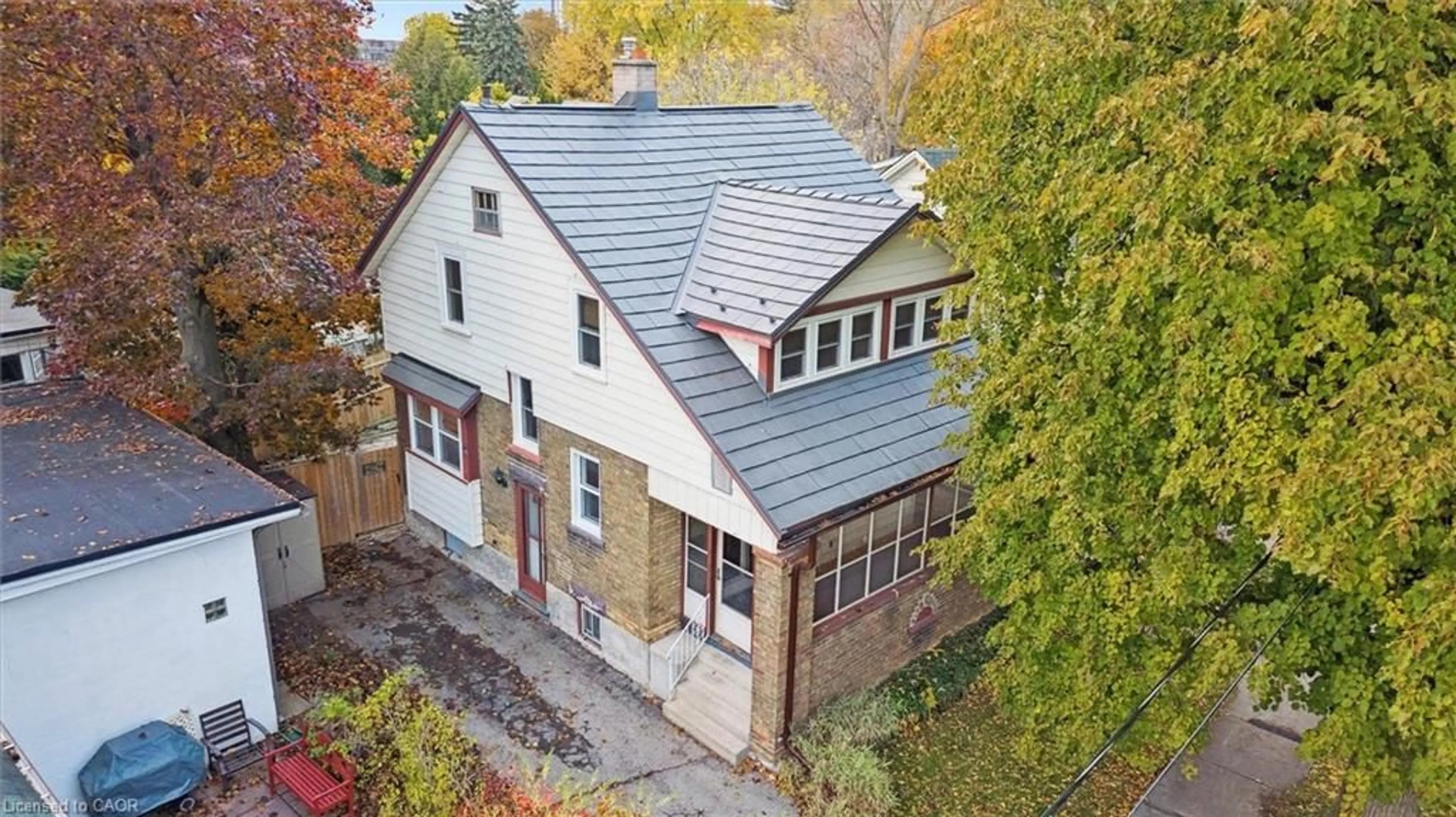 A pic from outside/outdoor area/front of a property/back of a property/a pic from drone, building for 41 Rose St, Kitchener Ontario N2H 1L5