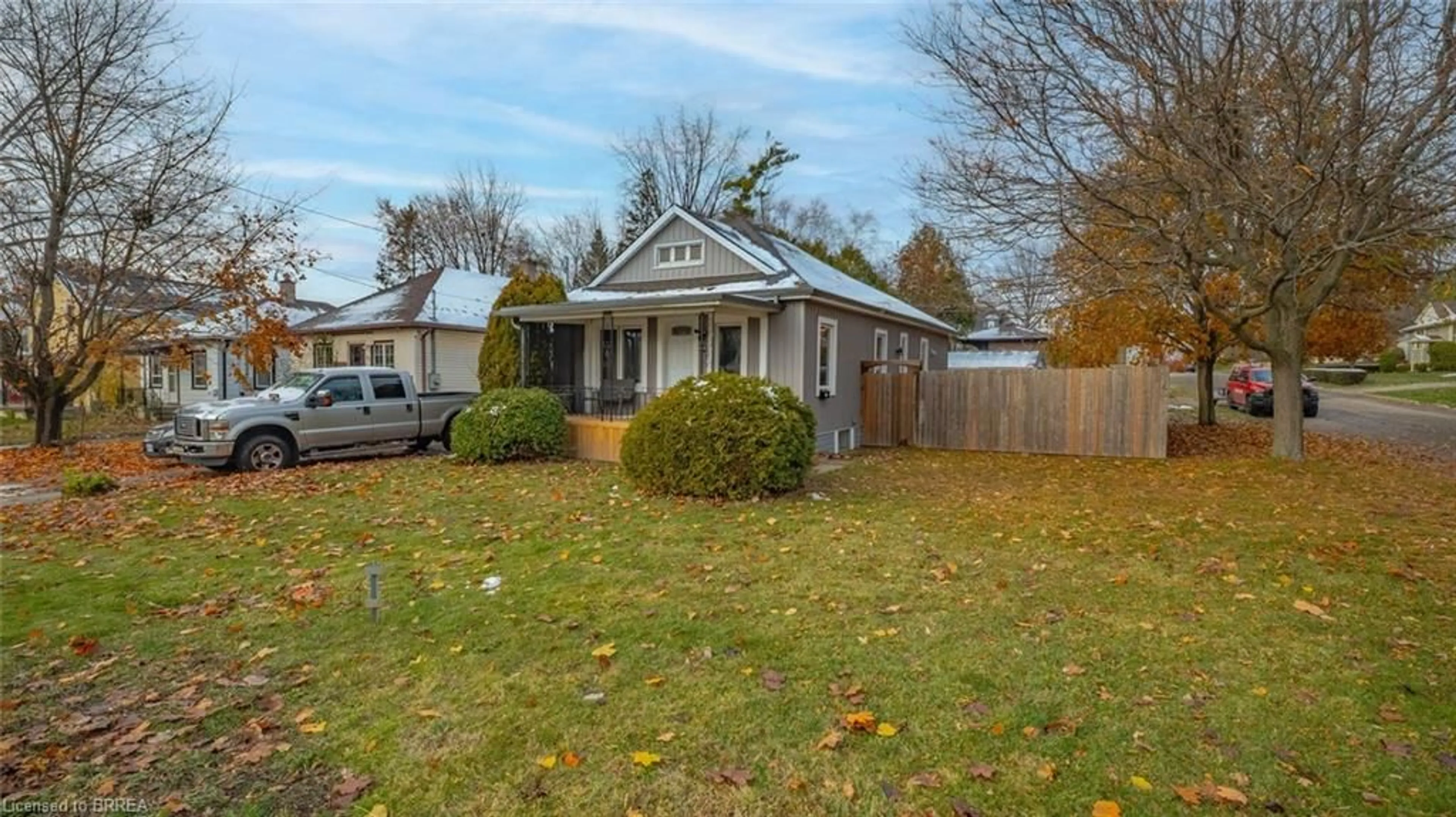 A pic from outside/outdoor area/front of a property/back of a property/a pic from drone, street for 400 Wellington St, Brantford Ontario N3S 4A9