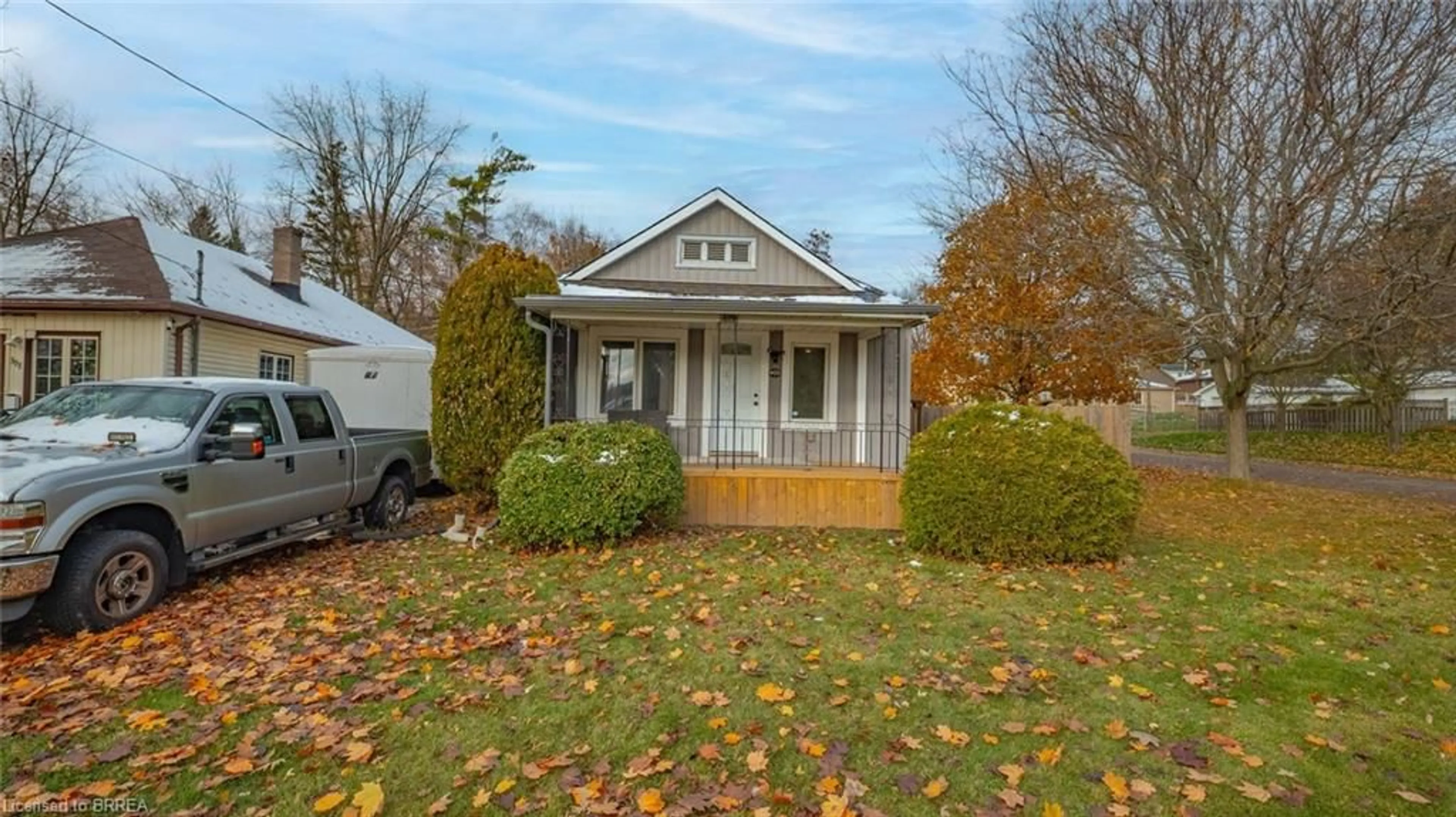 Home with vinyl exterior material, street for 400 Wellington St, Brantford Ontario N3S 4A9