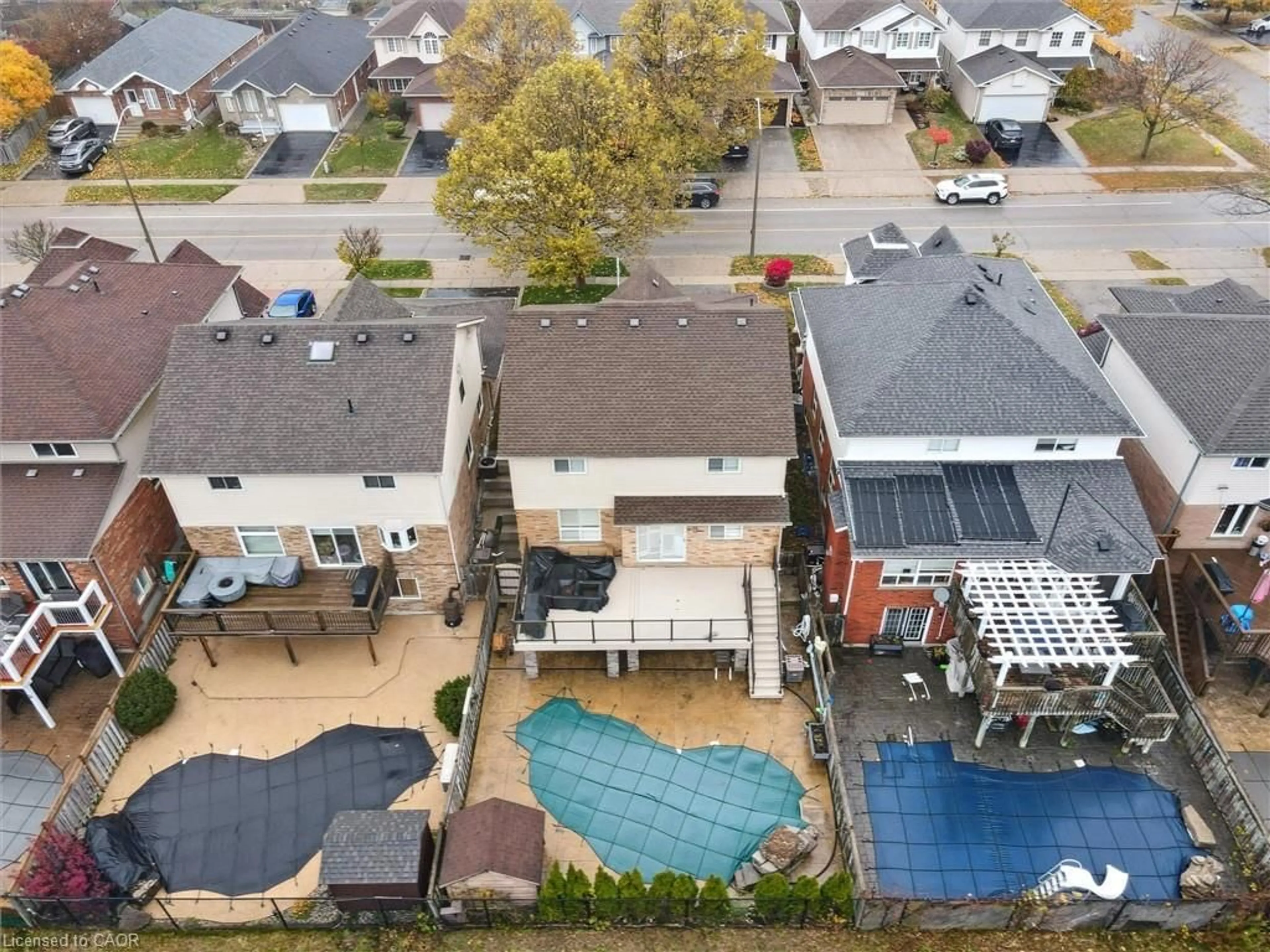 A pic from outside/outdoor area/front of a property/back of a property/a pic from drone, street for 191 Green Vista Dr, Cambridge Ontario N1T 1Y9