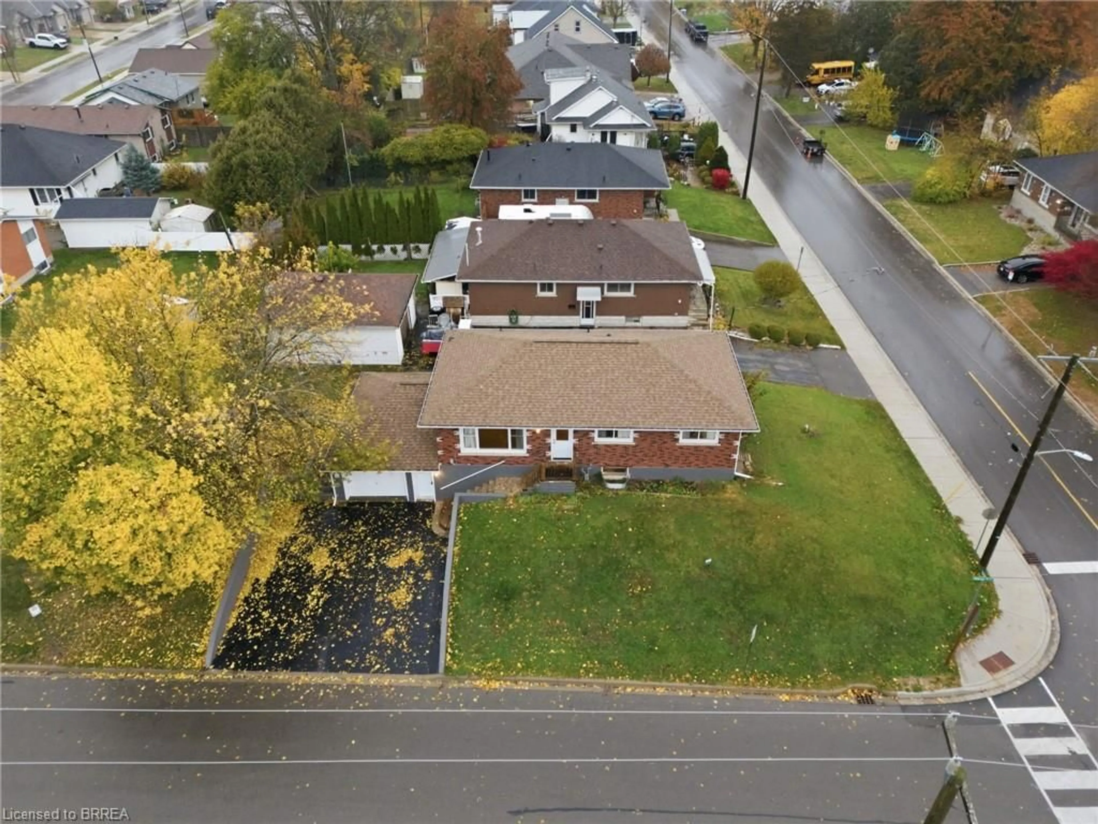 A pic from outside/outdoor area/front of a property/back of a property/a pic from drone, street for 31 Oakwood Ave, Simcoe Ontario N3Y 1H5