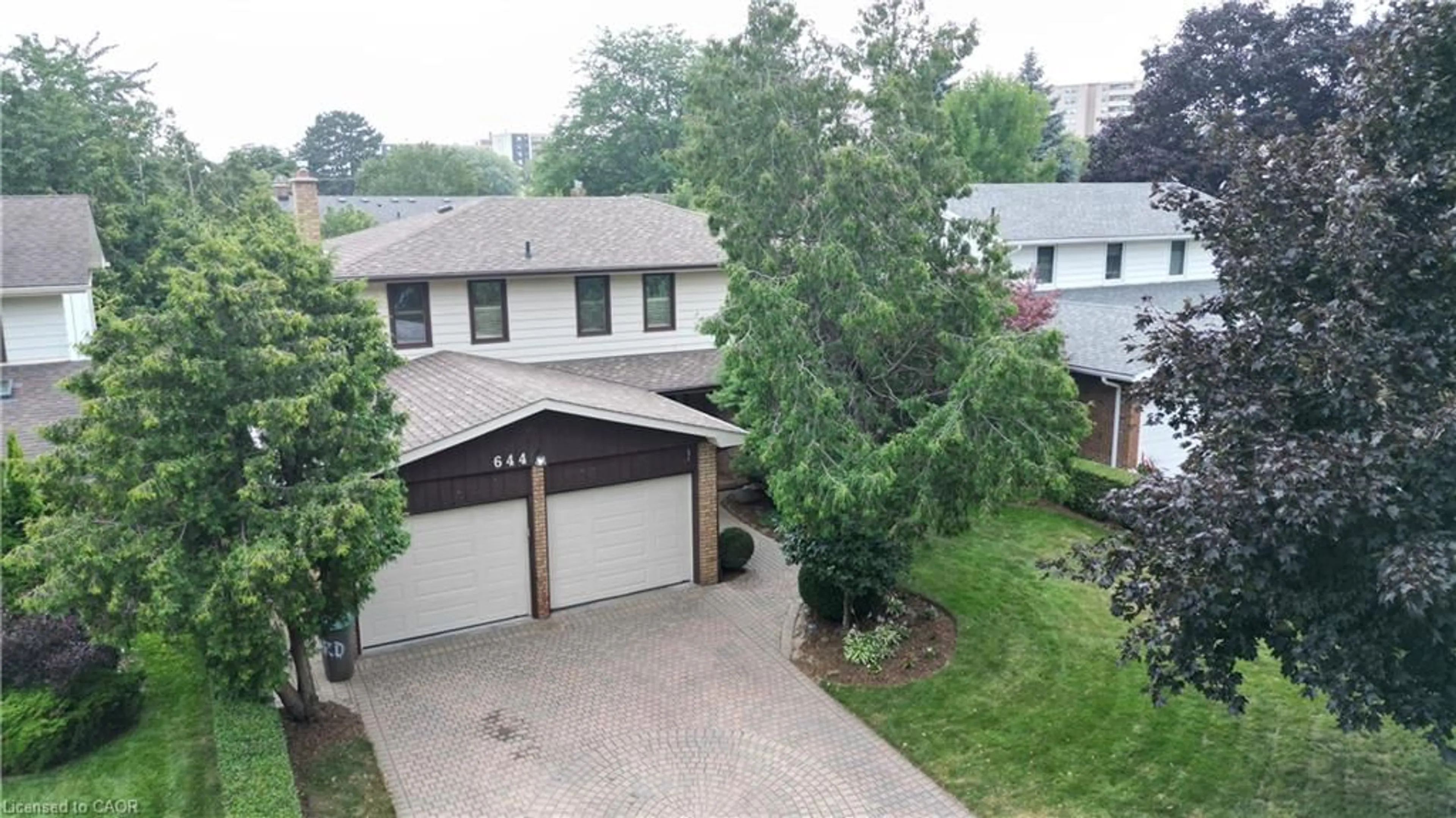 A pic from outside/outdoor area/front of a property/back of a property/a pic from drone, street for 644 Donna Crt, Burlington Ontario L7N 3H2