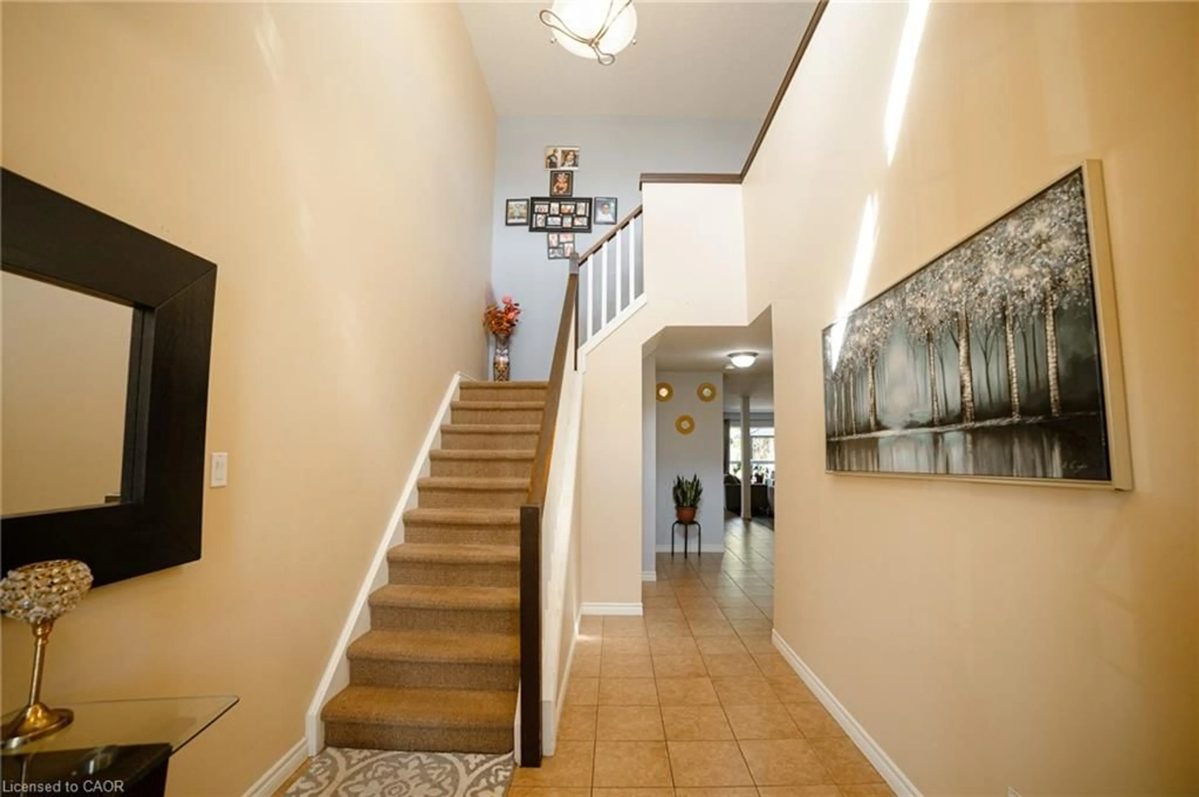 Indoor foyer for 2059 Rollingacres Dr, London Ontario N5X 0H2