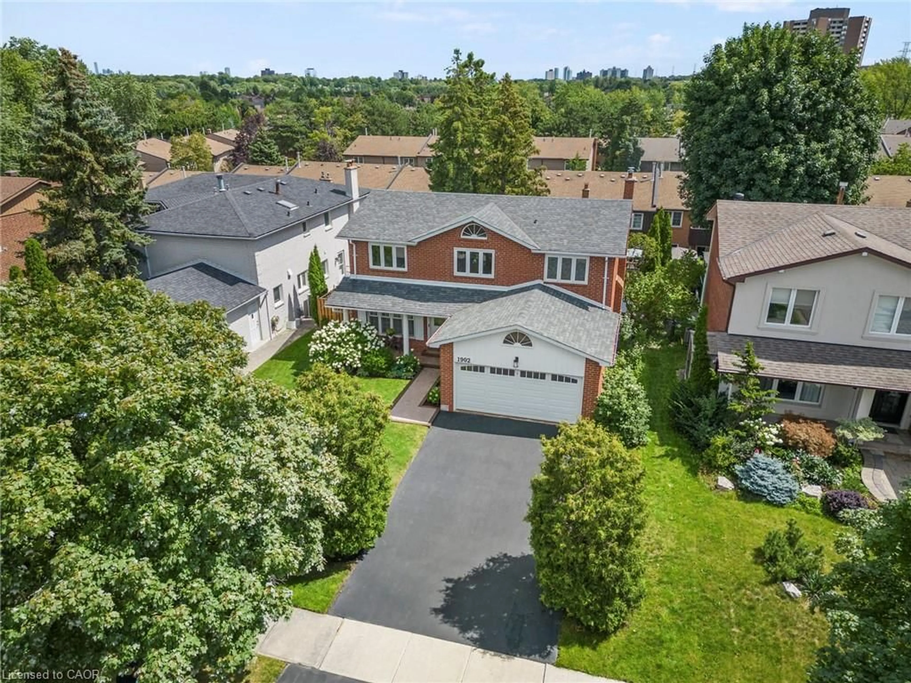 A pic from outside/outdoor area/front of a property/back of a property/a pic from drone, street for 1902 Beechknoll Ave, Mississauga Ontario L4W 2G3