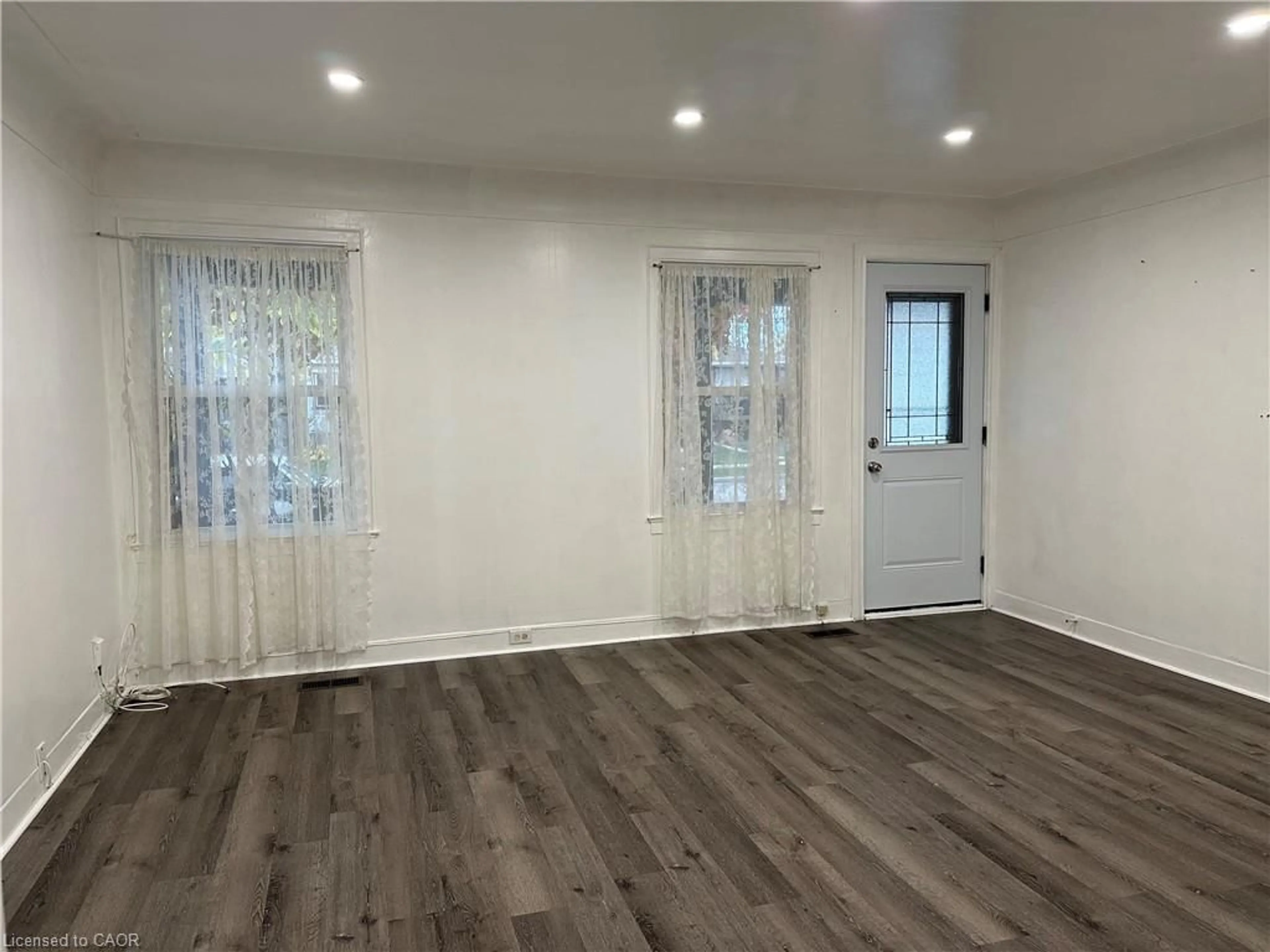 A pic of a room for 21 Stapleton Ave, Hamilton Ontario L8H 3N4