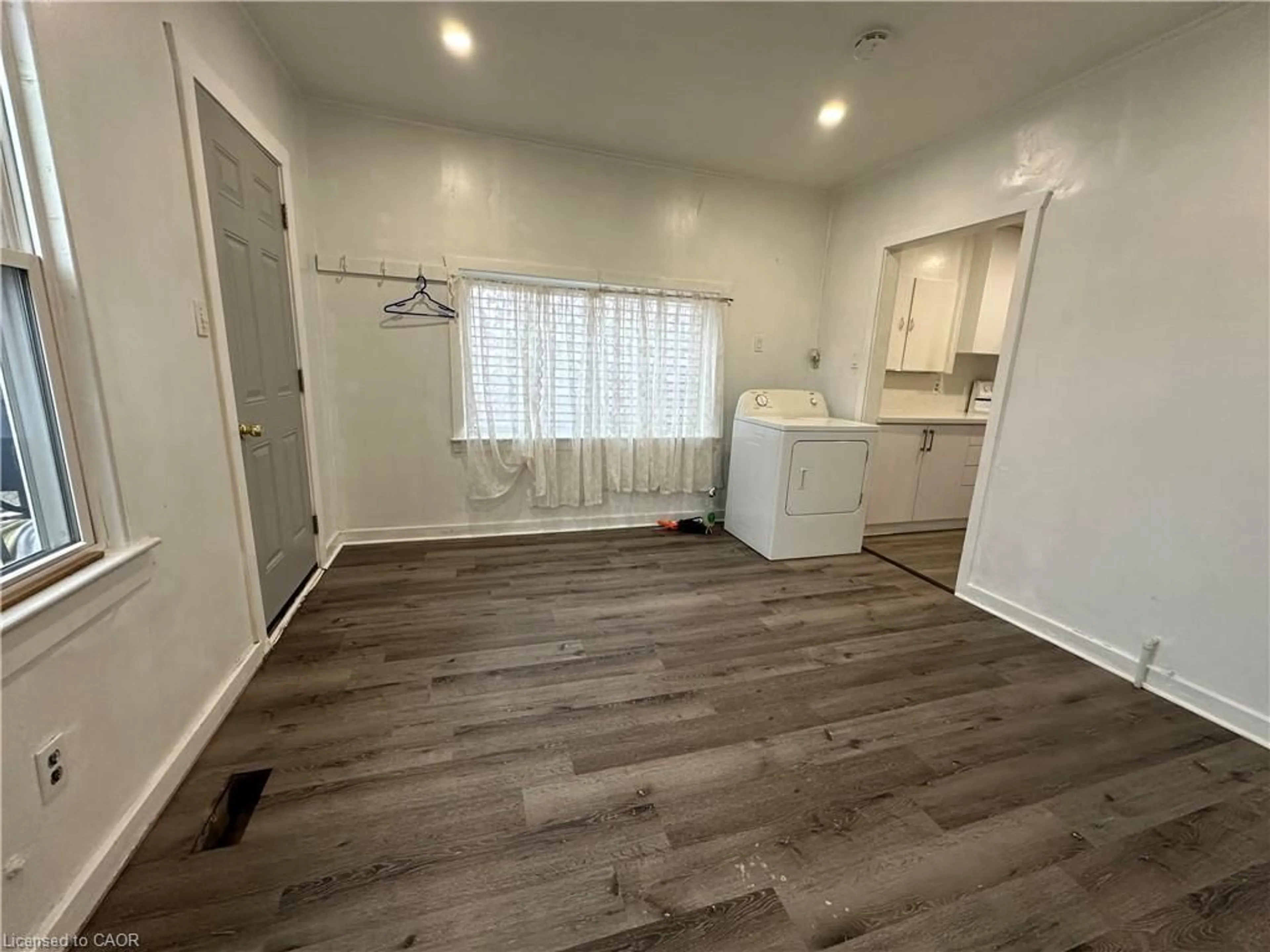 A pic of a room for 21 Stapleton Ave, Hamilton Ontario L8H 3N4