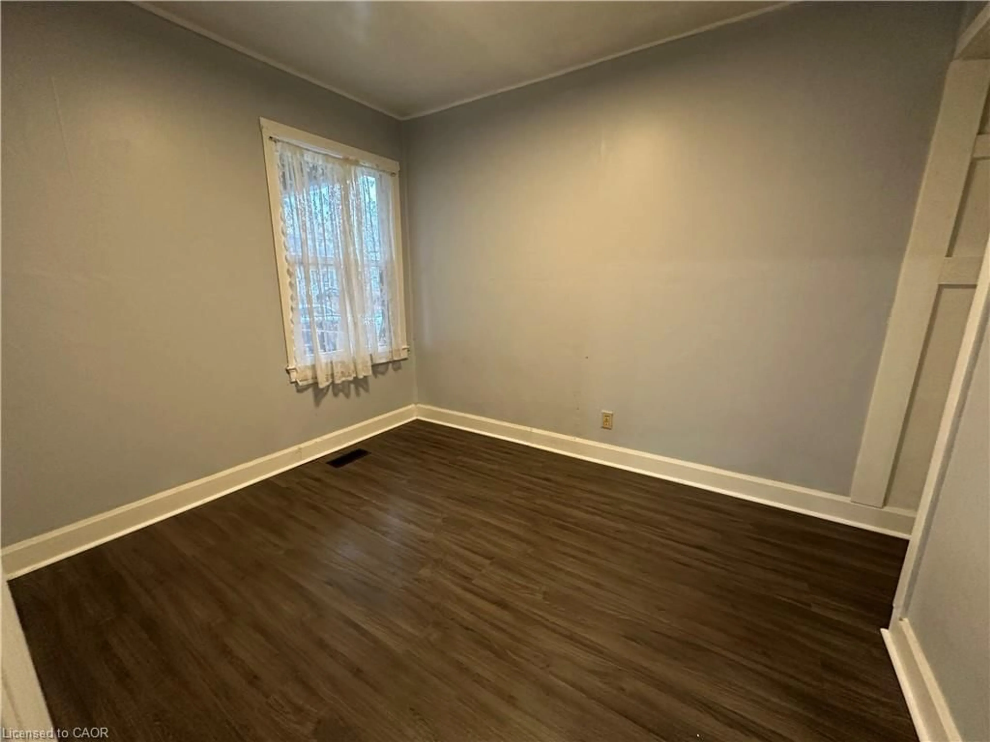 A pic of a room for 21 Stapleton Ave, Hamilton Ontario L8H 3N4