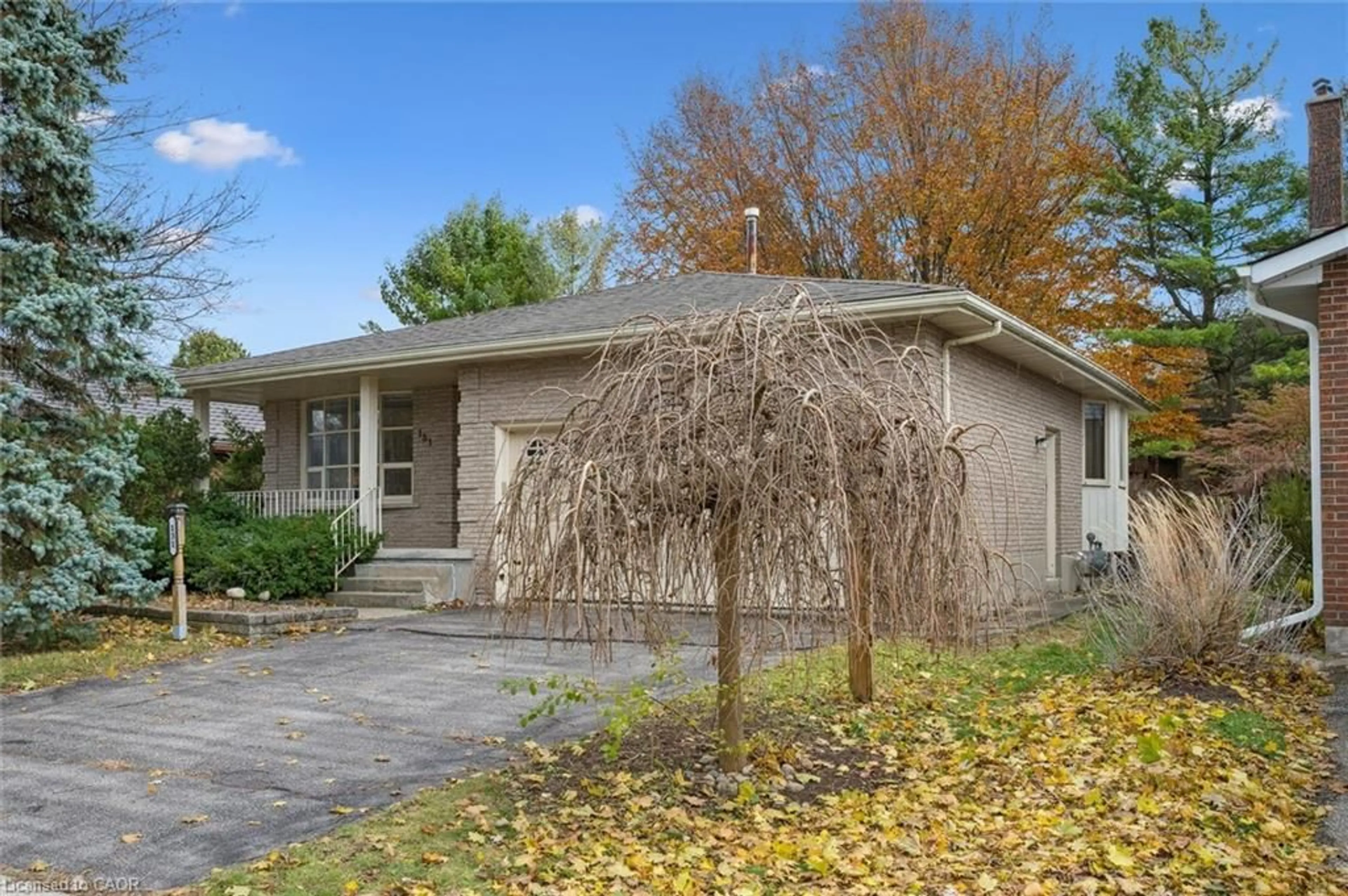 Home with vinyl exterior material, street for 131 Woodbend Cres, Waterloo Ontario N2T 1C9