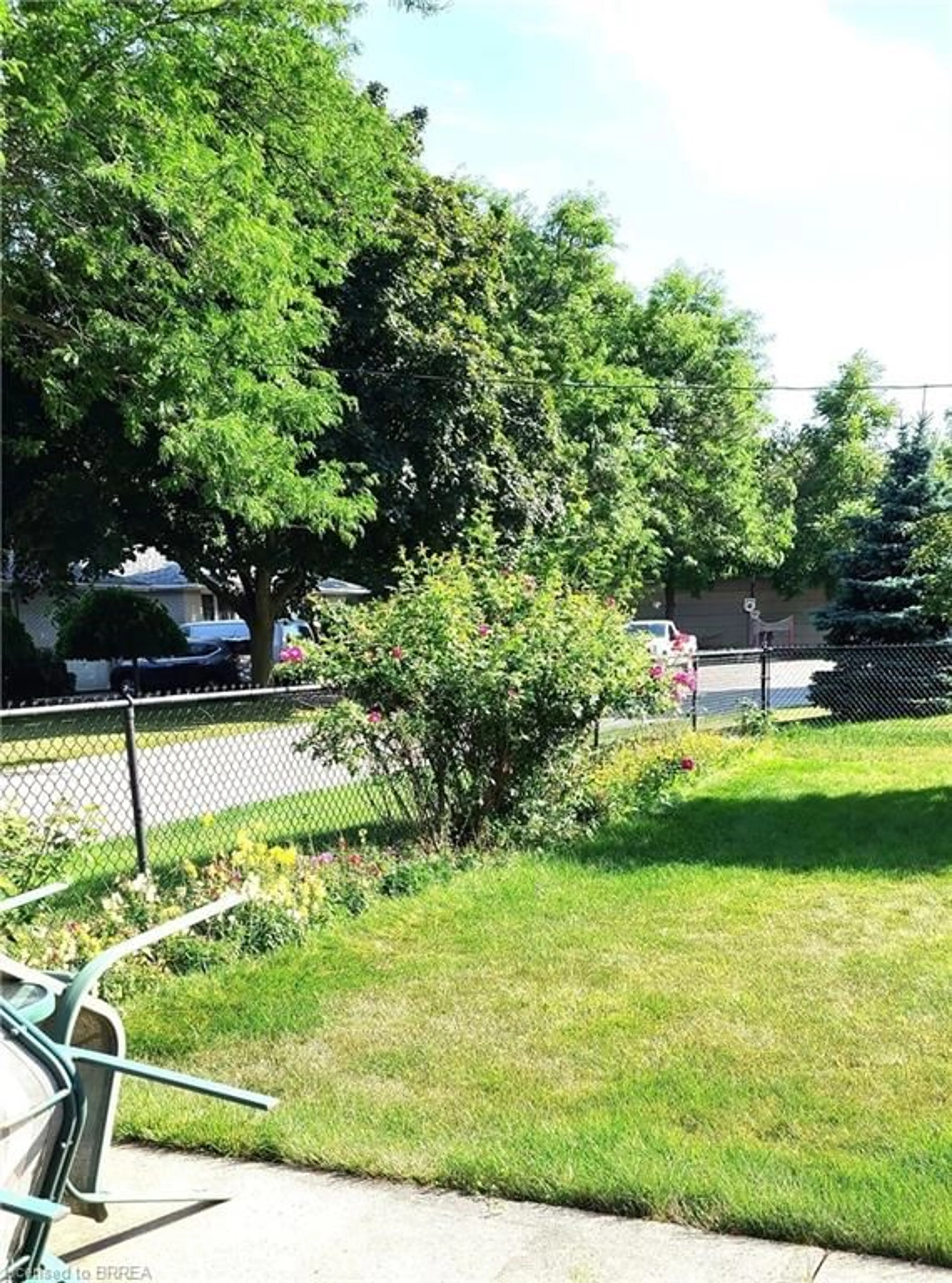 A pic from outside/outdoor area/front of a property/back of a property/a pic from drone, street for 8 Waddington St, Brantford Ontario N3R 2R1