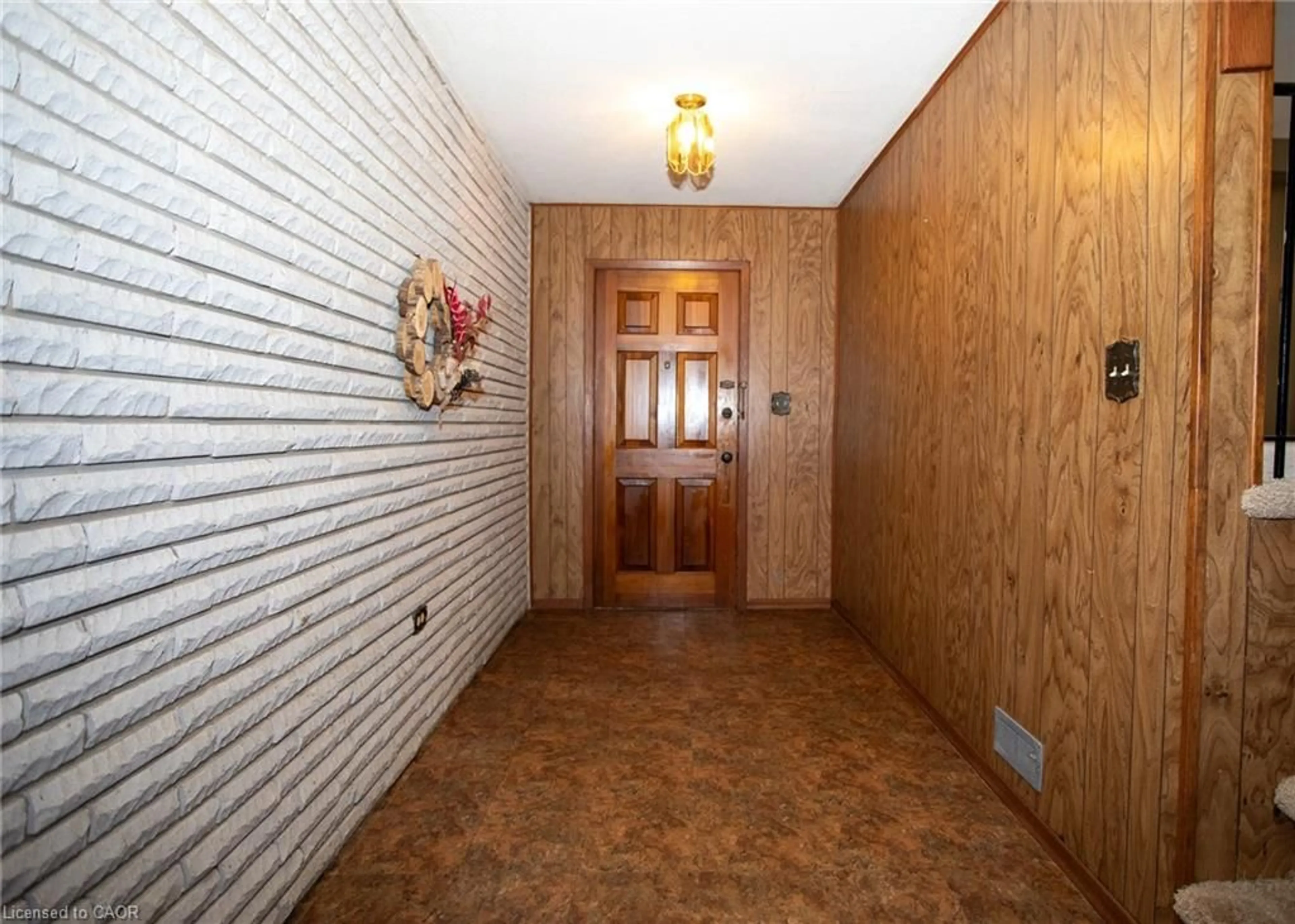 Indoor foyer for 45 Laird St, Caledonia Ontario N3W 1G3