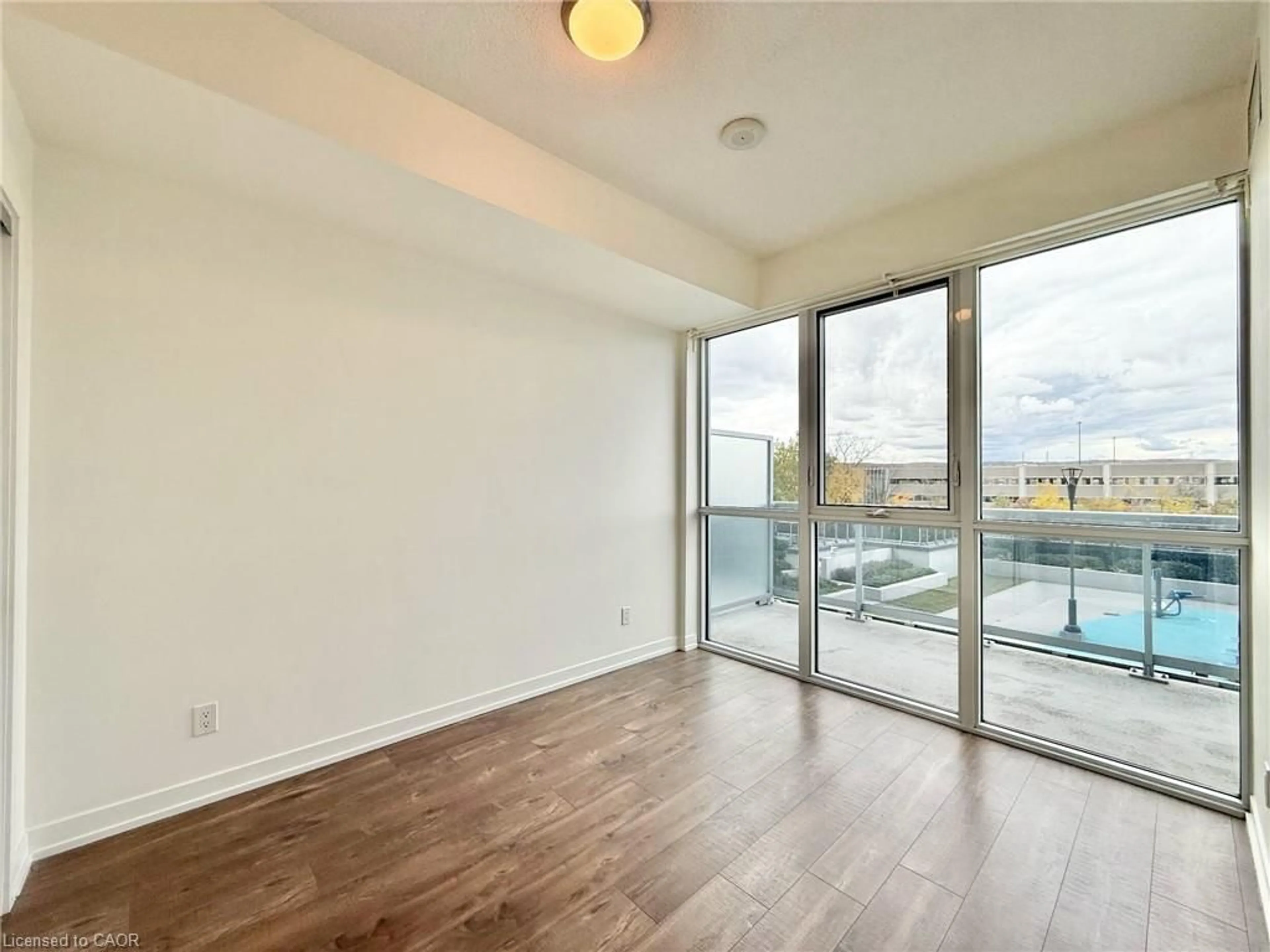 A pic of a room for 2081 Fairview St #506, Burlington Ontario L7R 0E4