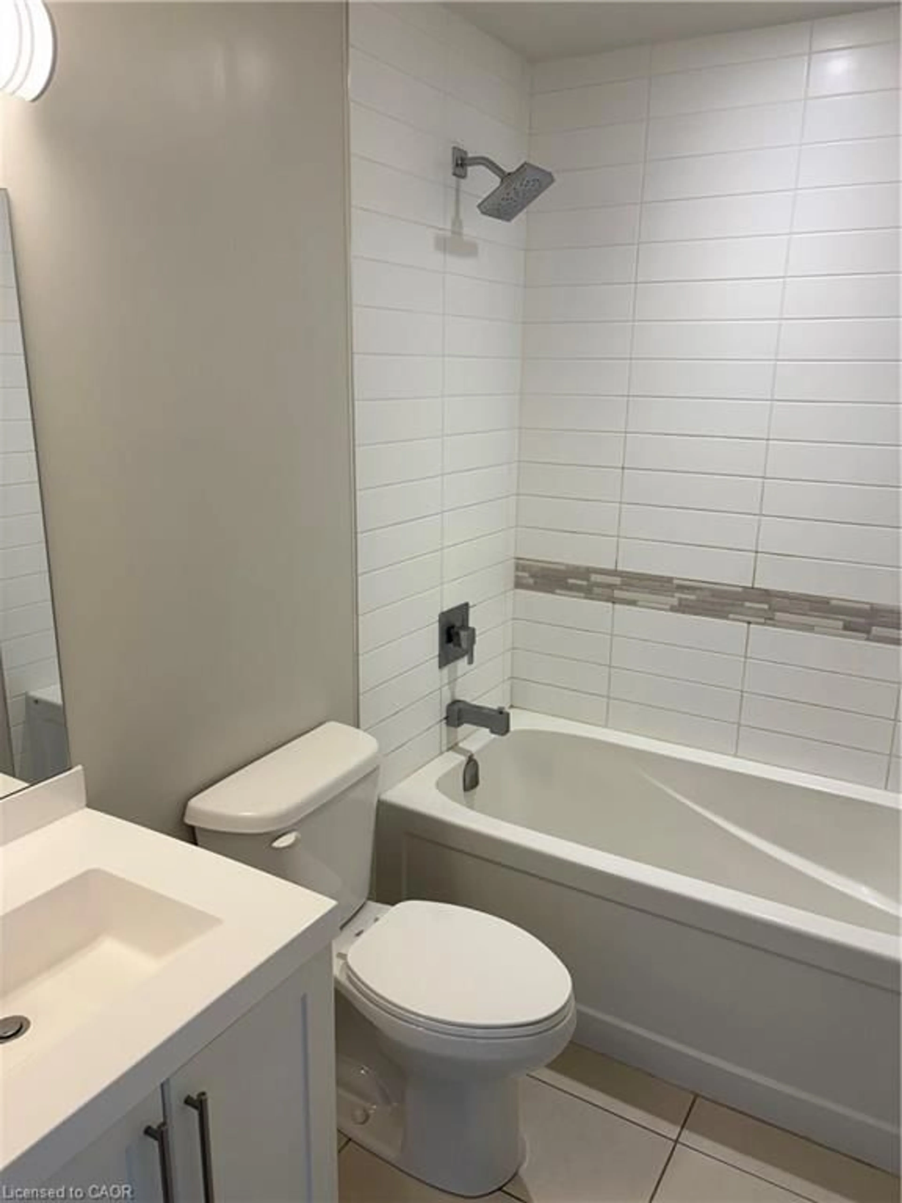 Standard bathroom, ceramic/tile floor for 2081 Fairview St #506, Burlington Ontario L7R 0E4