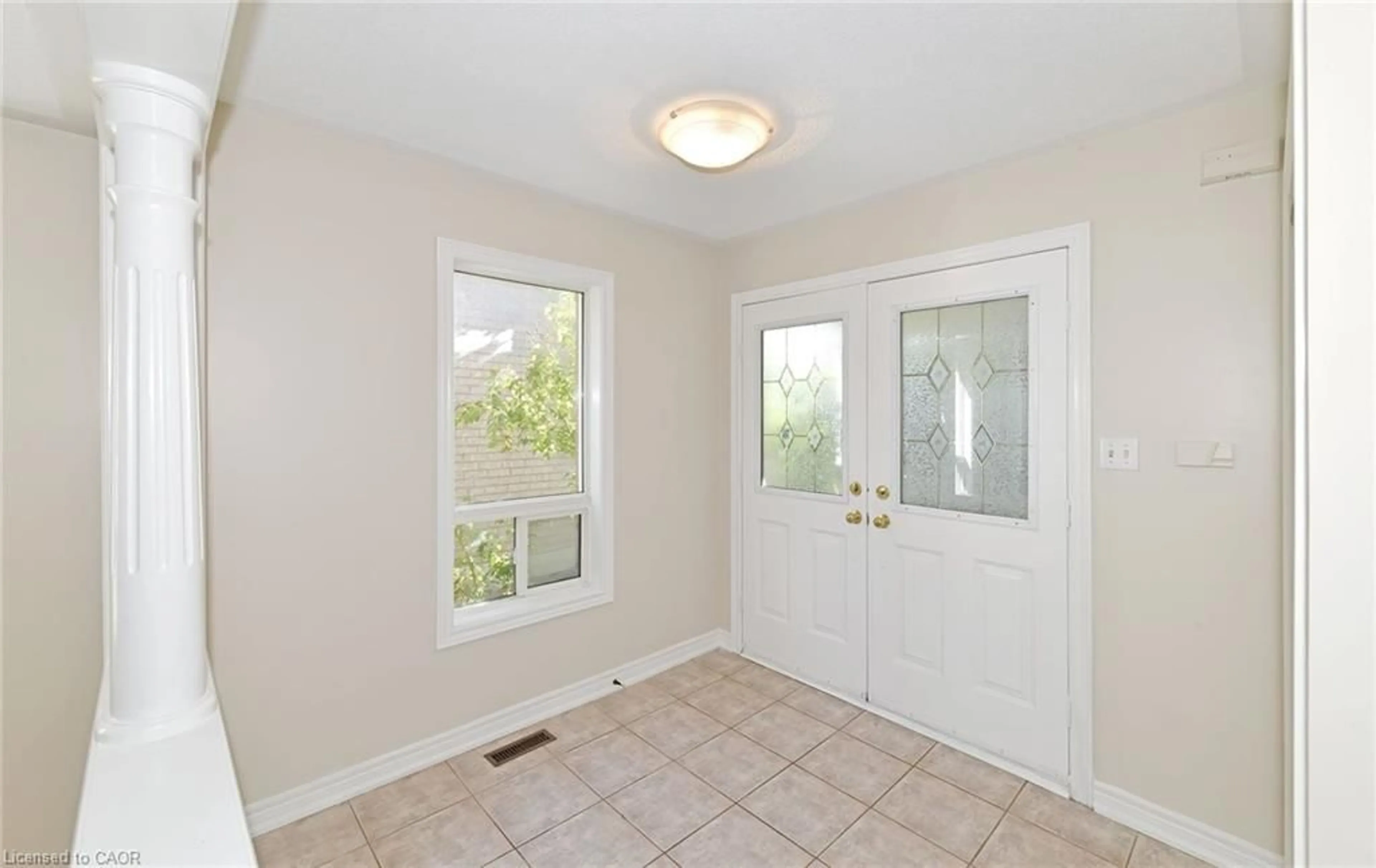 Indoor entryway for 20 Rinaldo Rd, Keswick Ontario L4P 3X9