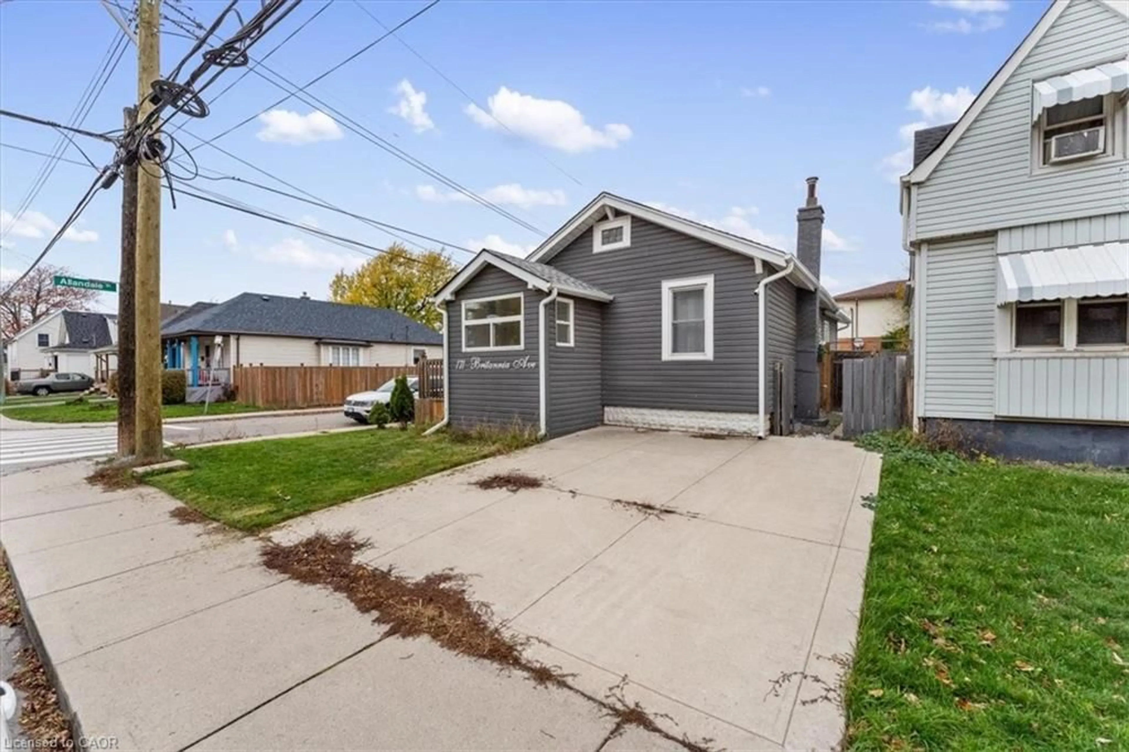 Home with vinyl exterior material, street for 171 Britannia Ave, Hamilton Ontario L8H 1X6