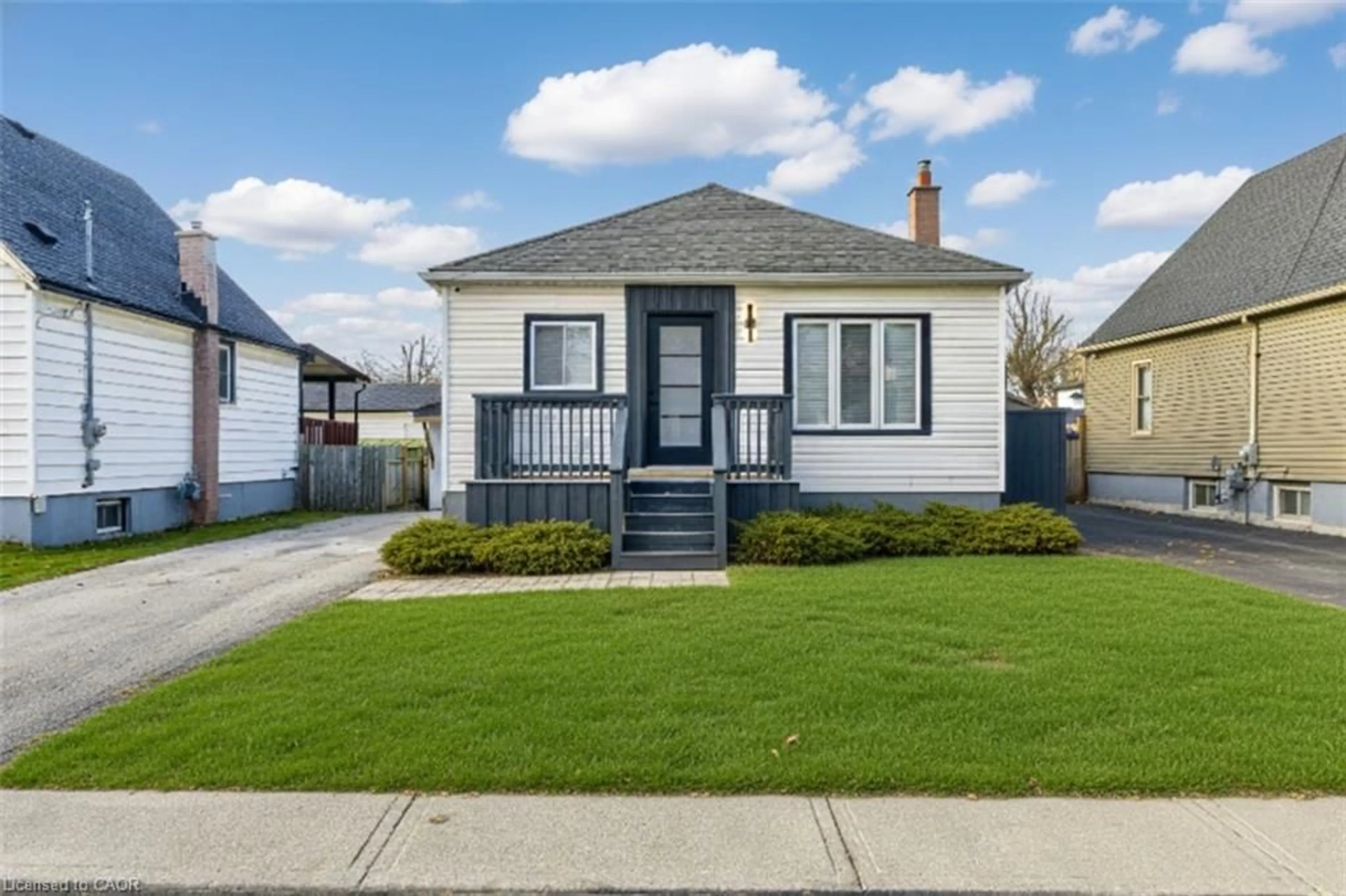 Home with vinyl exterior material, street for 242 East 28th St, Hamilton Ontario L8V 3J1