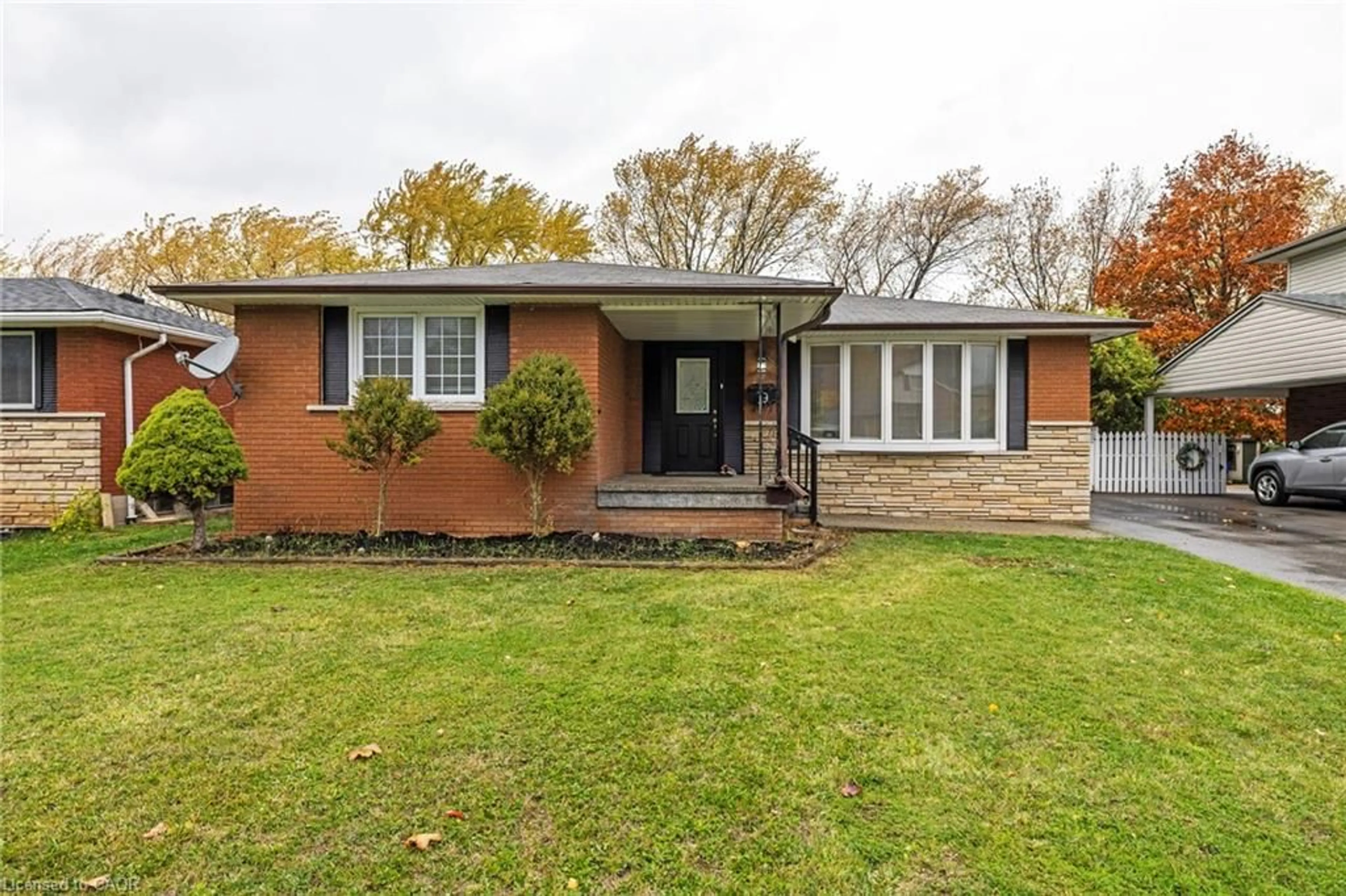 Home with brick exterior material, street for 19 Winthrop Pl, Stoney Creek Ontario L8G 3M3