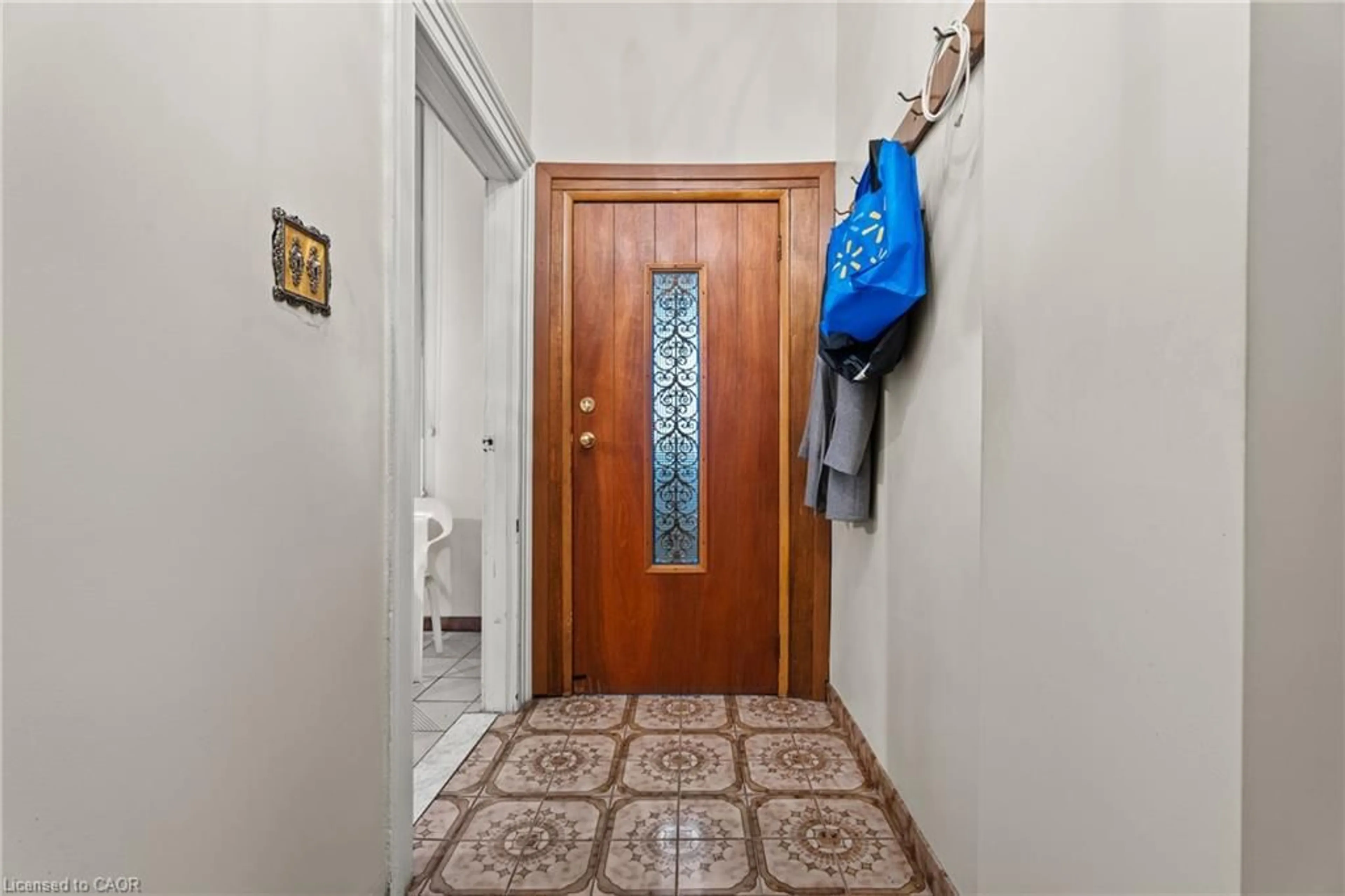 Indoor foyer for 156 Macnab St, Hamilton Ontario L8R 2M3