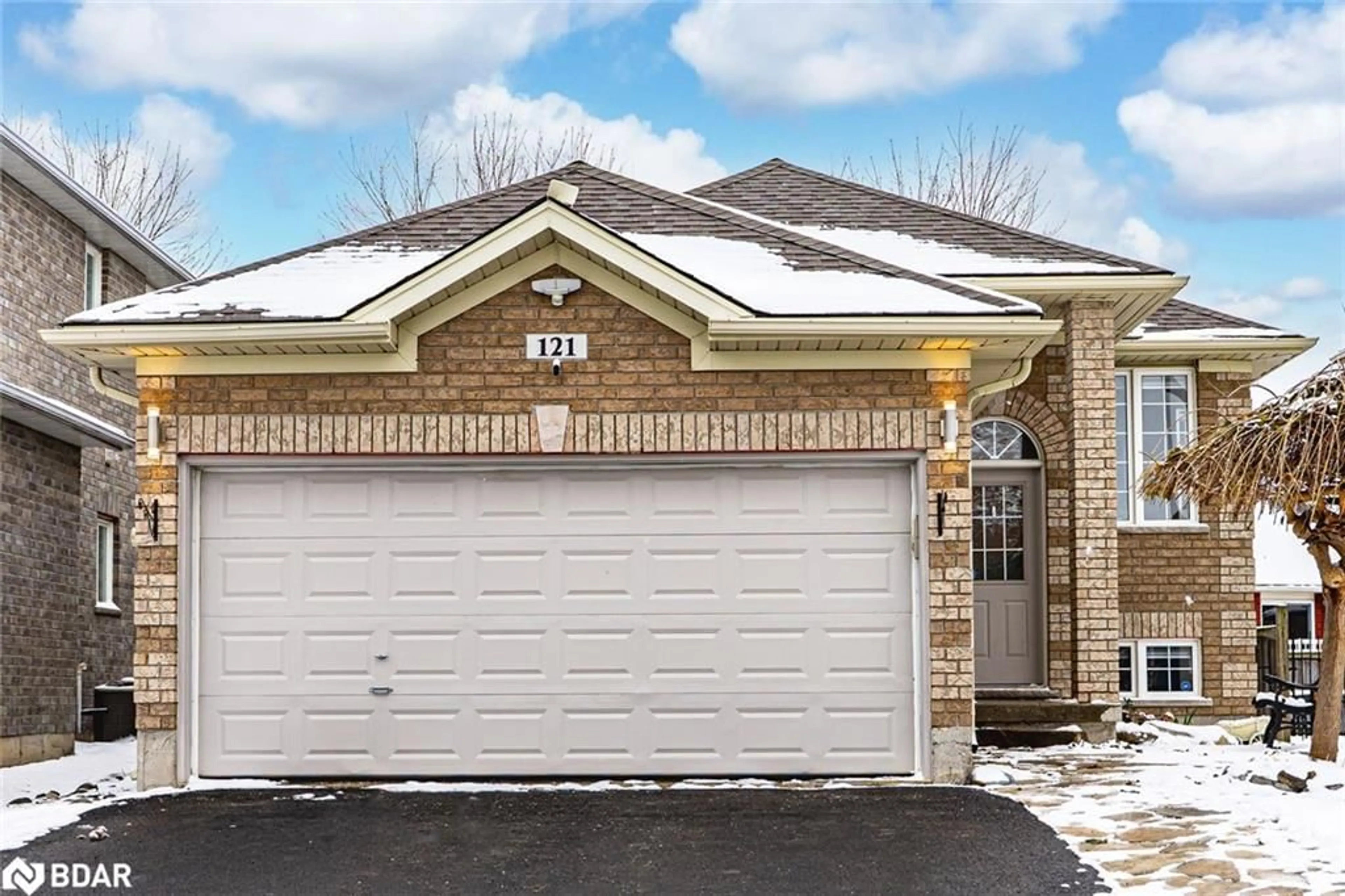 Unknown for 121 Sovereign's Gate, Barrie Ontario L4N 0Y9