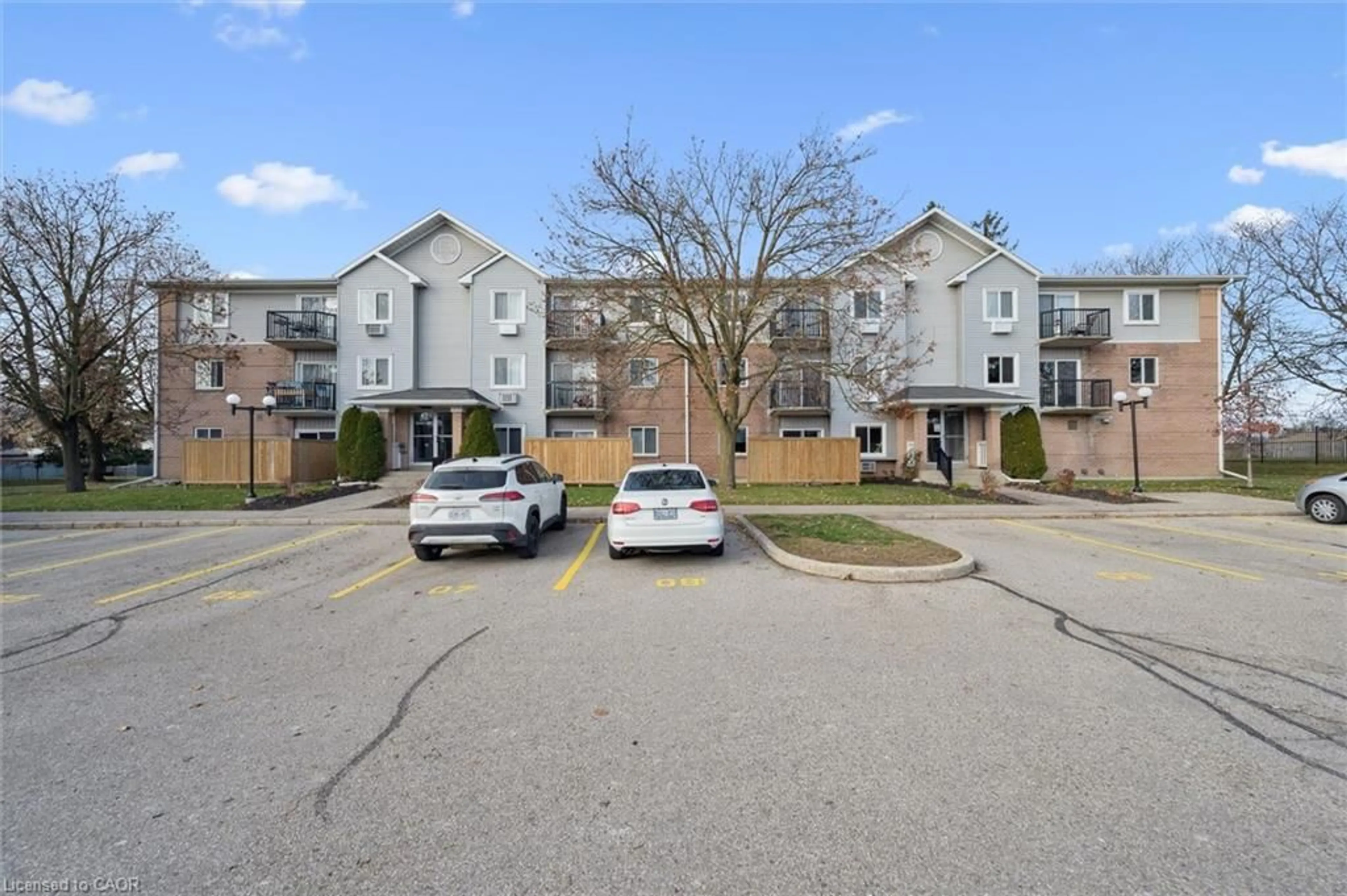 A pic from outside/outdoor area/front of a property/back of a property/a pic from drone, street for 276 Eiwo Crt #208, Waterloo Ontario N2K 3M6