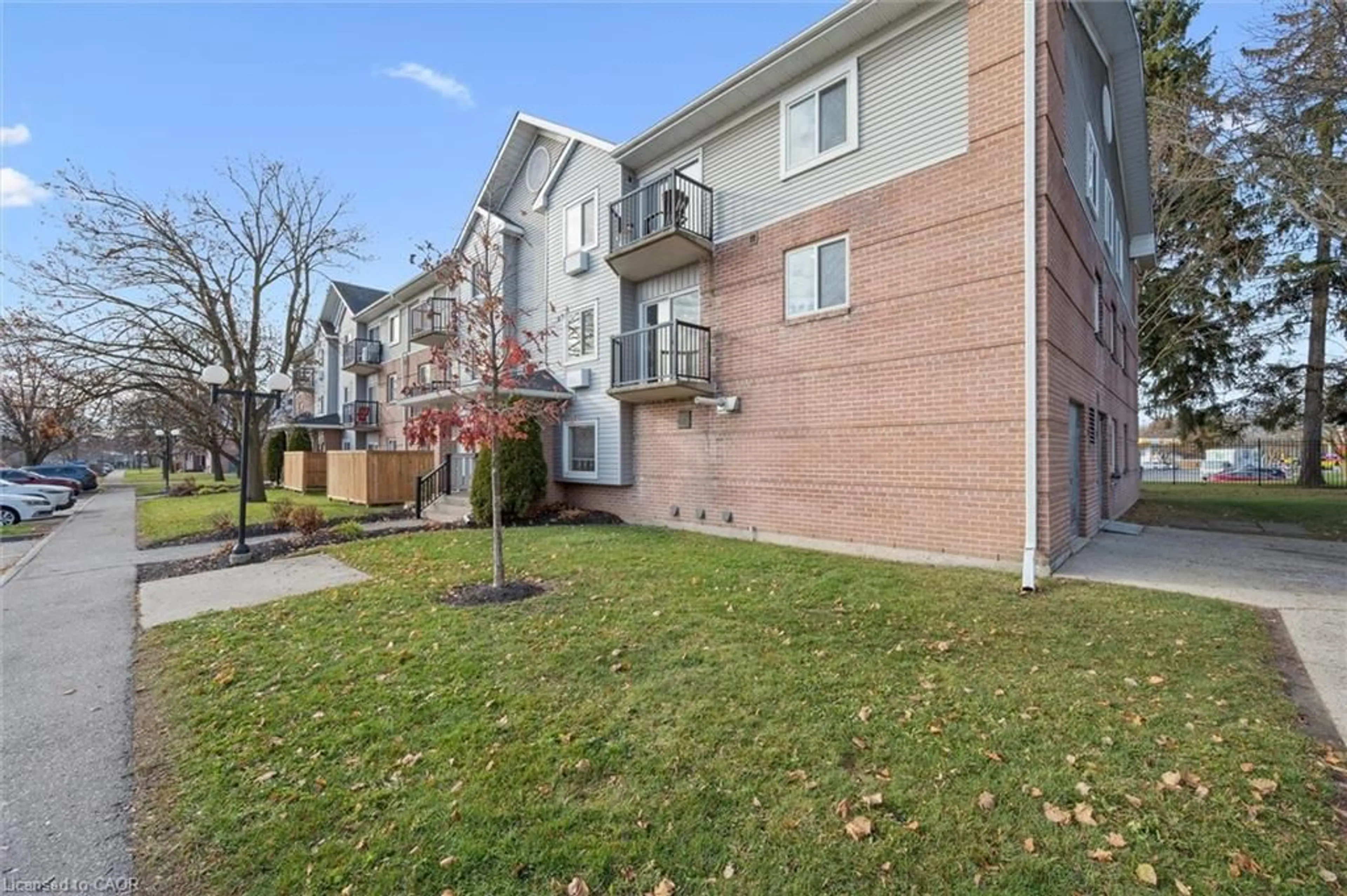 Patio, street for 276 Eiwo Crt #208, Waterloo Ontario N2K 3M6