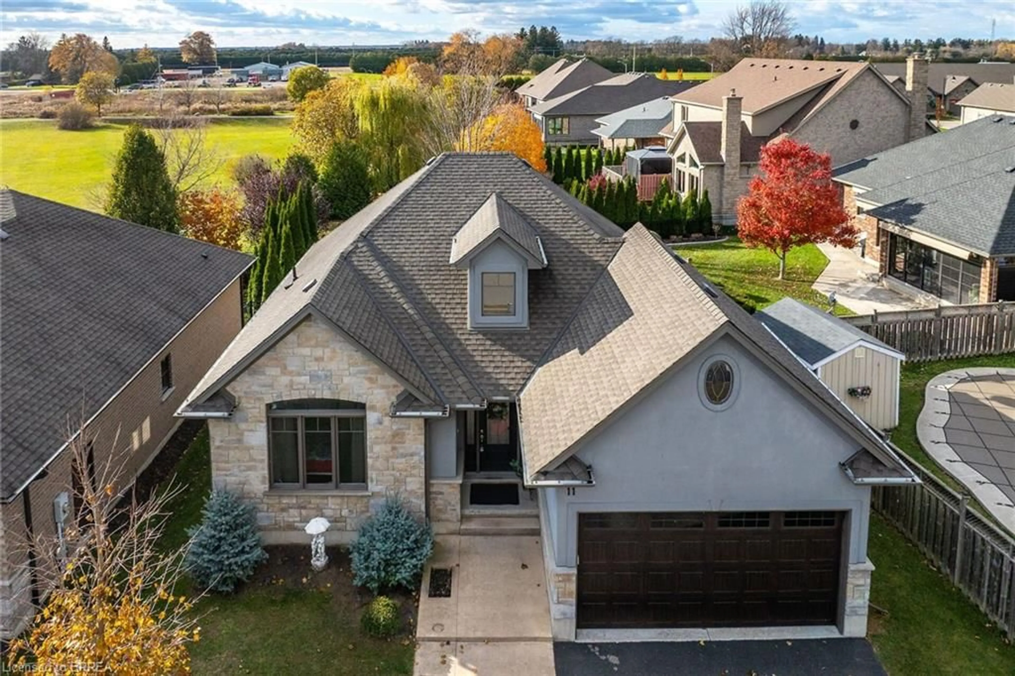 A pic from outside/outdoor area/front of a property/back of a property/a pic from drone, unknown for 11 Jong St, Waterford Ontario N0E 1Y0