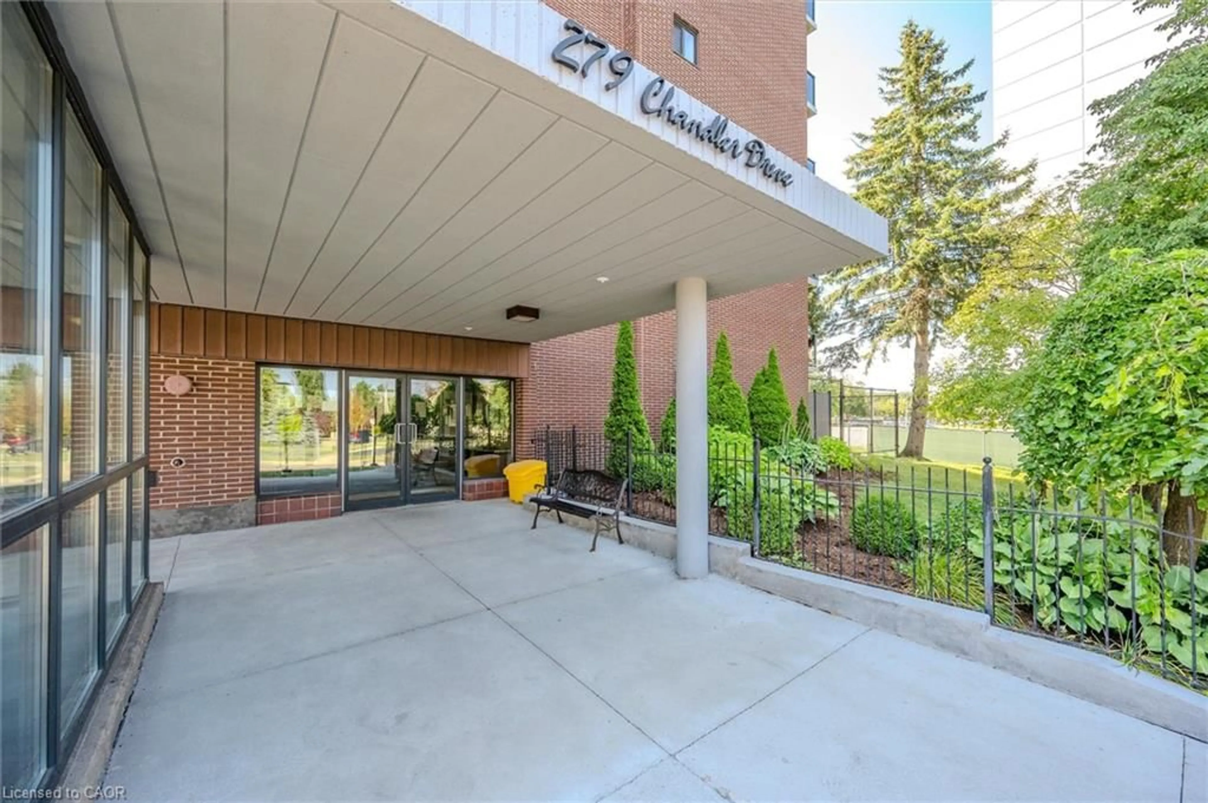 Patio, building for 279 Chandler Dr #210, Kitchener Ontario N2E 1X6