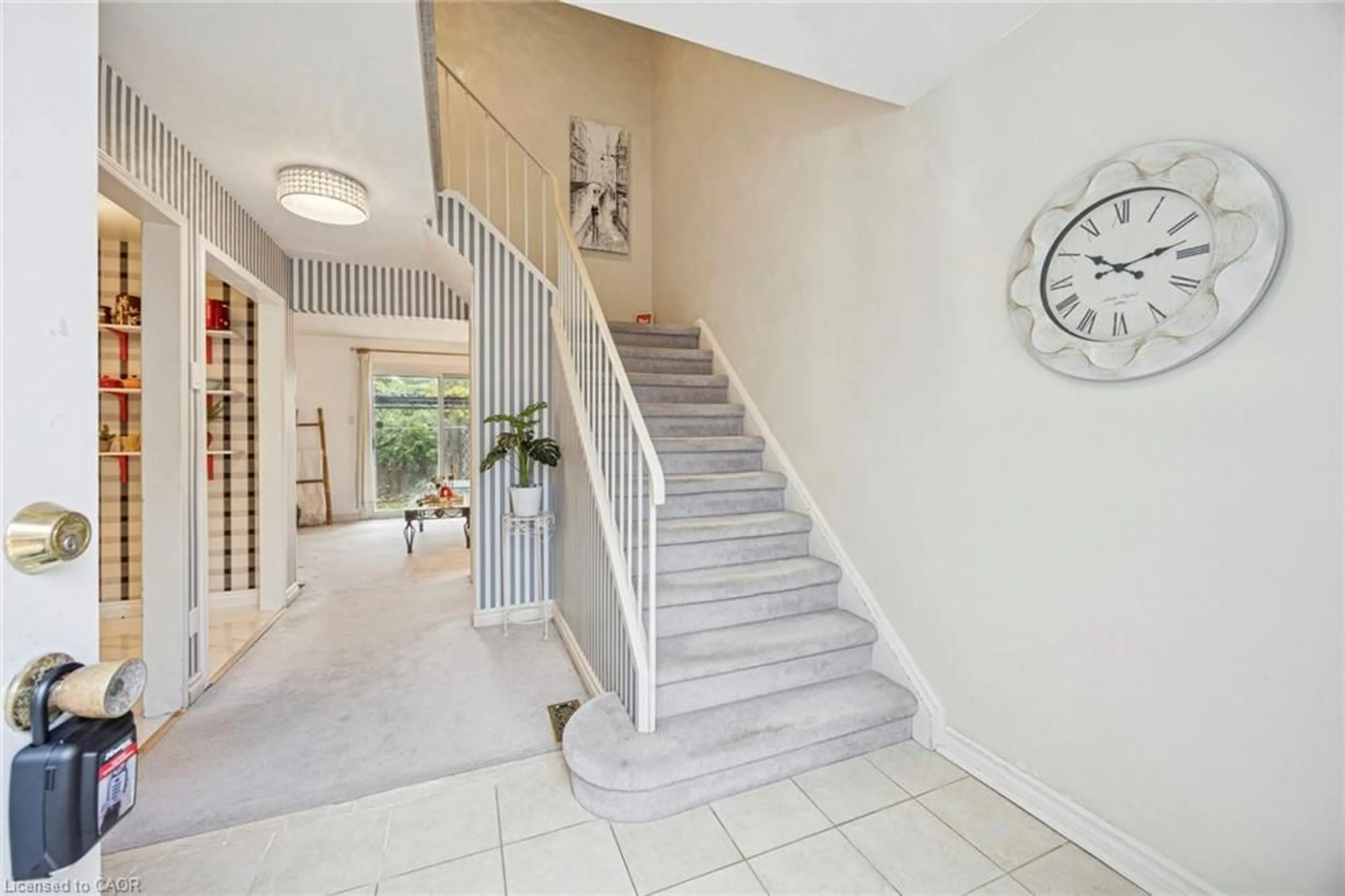 Indoor foyer for 28 Reith Way, Thornhill Ontario L3T 5C7