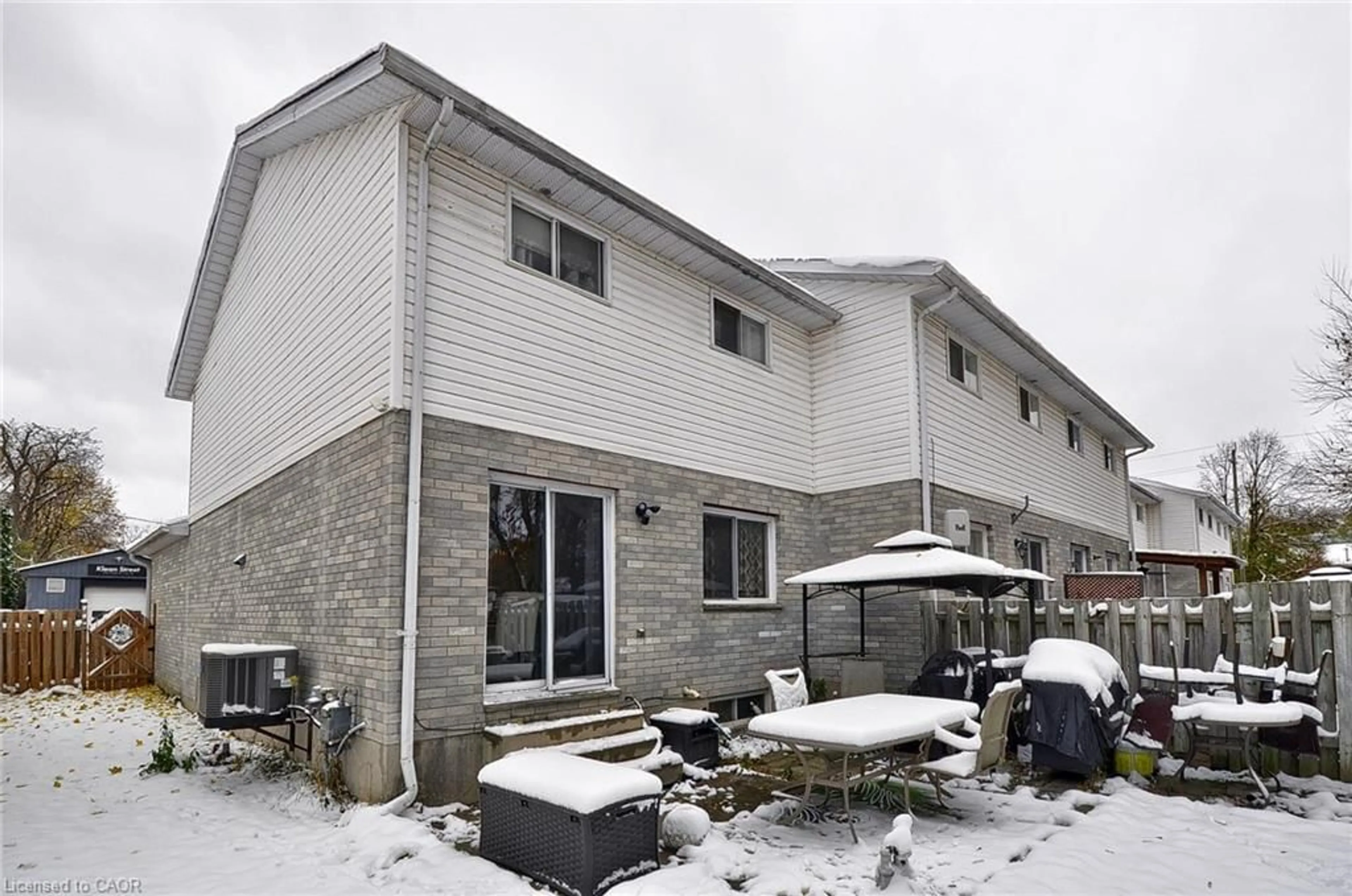 Patio, street for 137 Chestnut St, Cambridge Ontario N3H 2J9