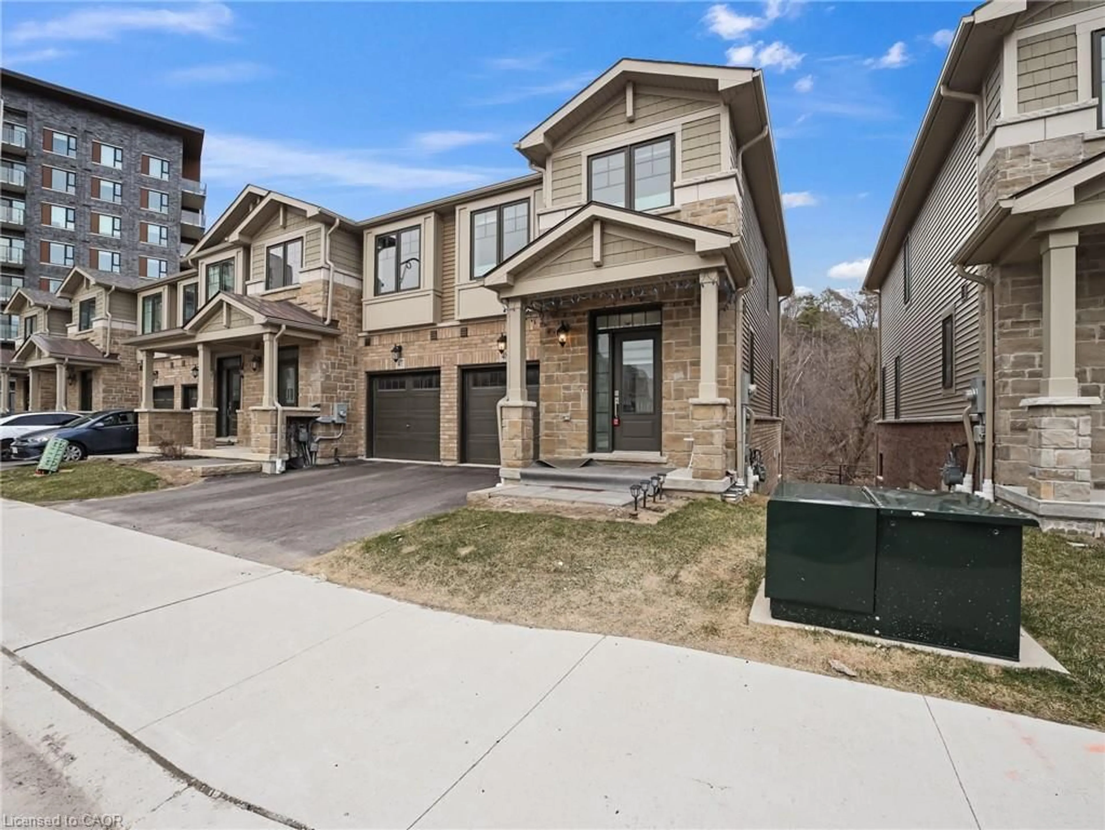 A pic from outside/outdoor area/front of a property/back of a property/a pic from drone, street for 100 Hollywood Crt #48, Cambridge Ontario N1R 0C5