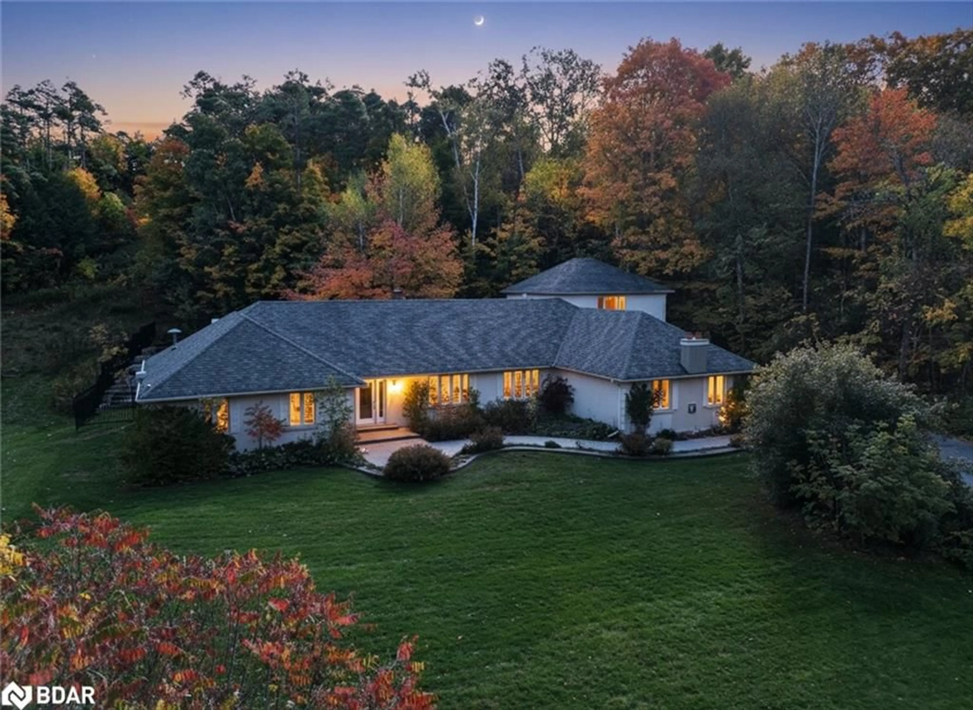 A pic from outside/outdoor area/front of a property/back of a property/a pic from drone, unknown for 40 Algonquin Forest Dr, Holland Landing Ontario L9N 0C6