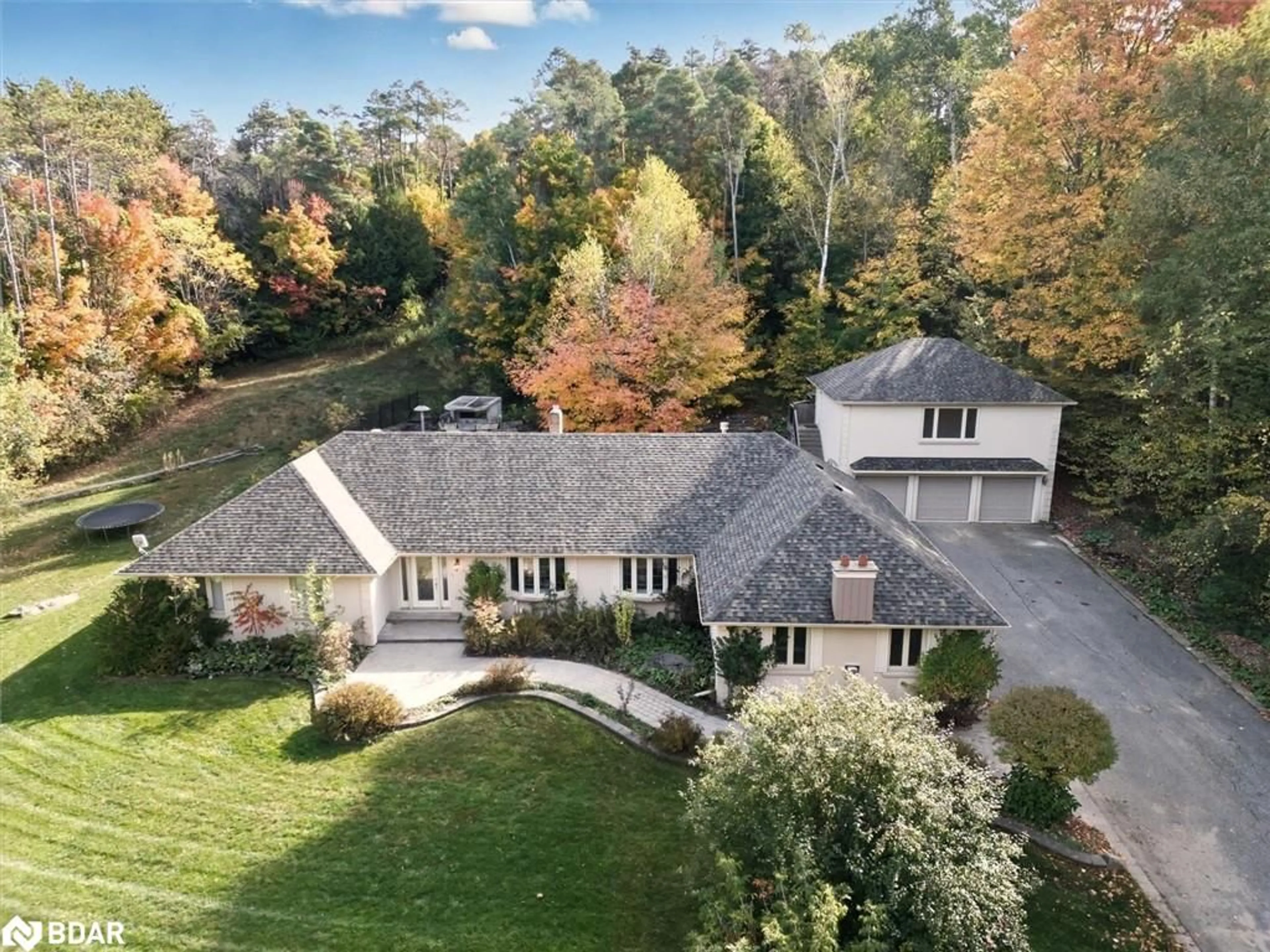 A pic from outside/outdoor area/front of a property/back of a property/a pic from drone, unknown for 40 Algonquin Forest Dr, Holland Landing Ontario L9N 0C6