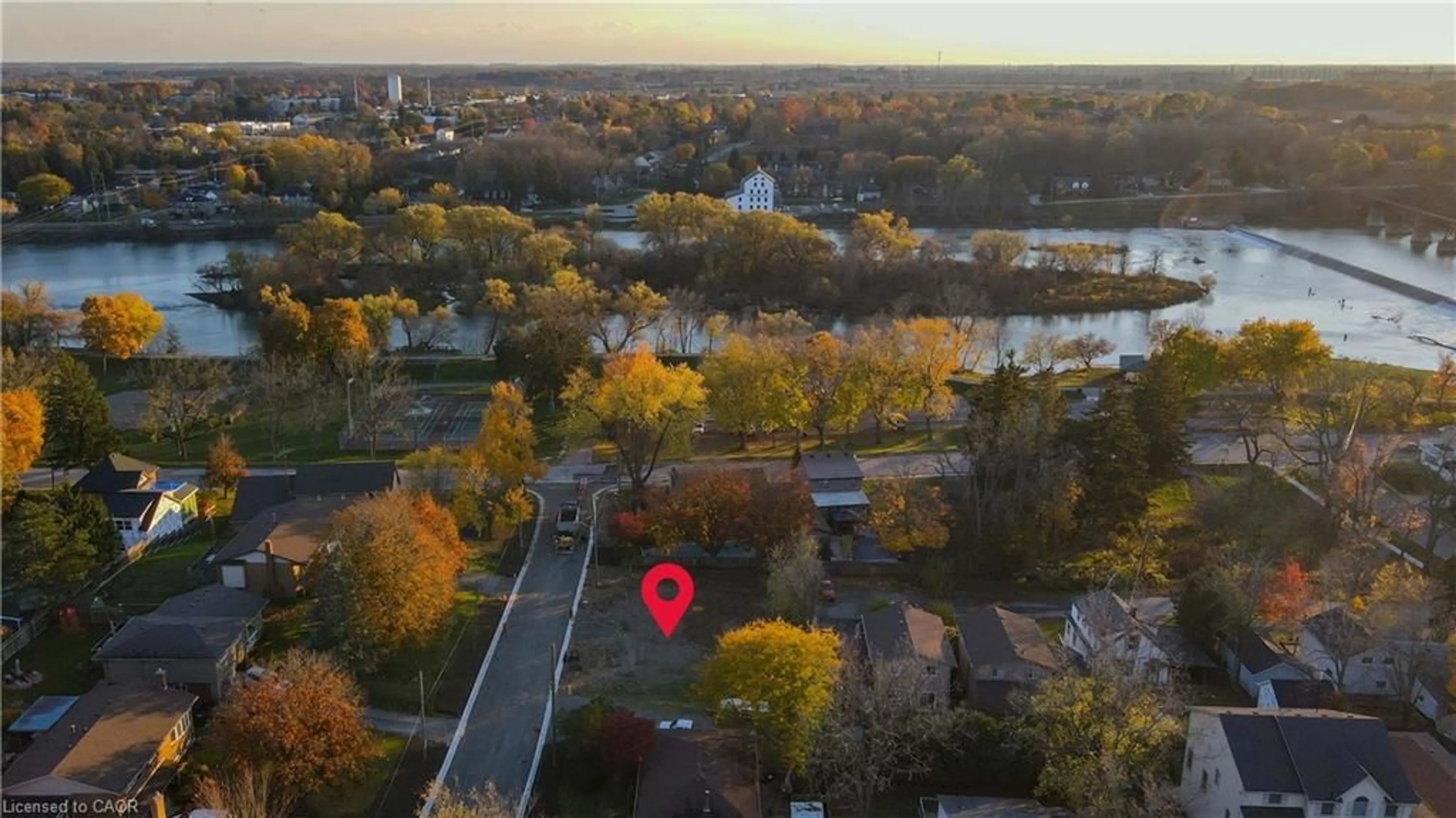 A pic from outside/outdoor area/front of a property/back of a property/a pic from drone, water/lake/river/ocean view for 29 Inverness St, Caledonia Ontario N3W 1B2