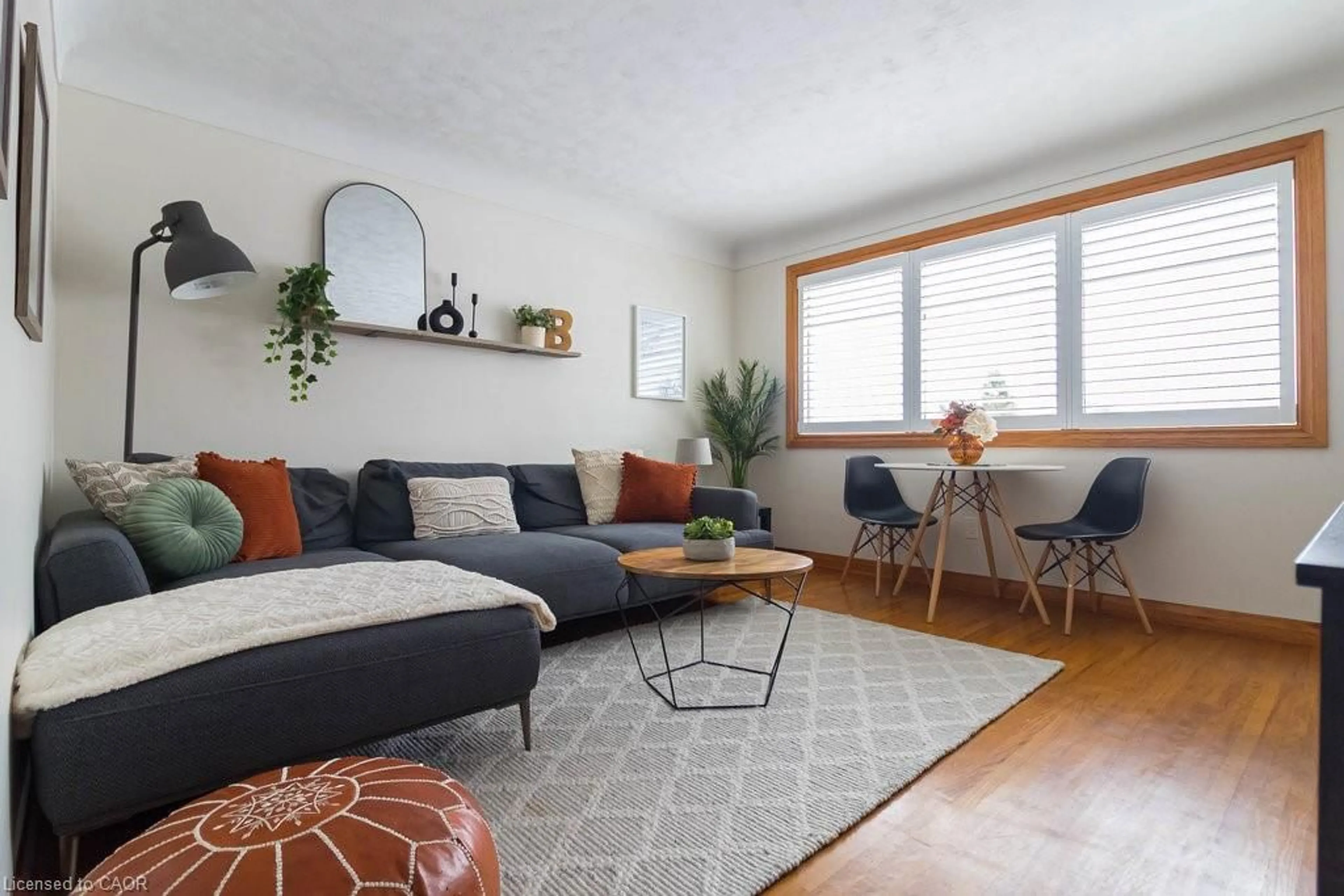 Living room with furniture, wood/laminate floor for 304 East 45th St, Hamilton Ontario L8T 3K8