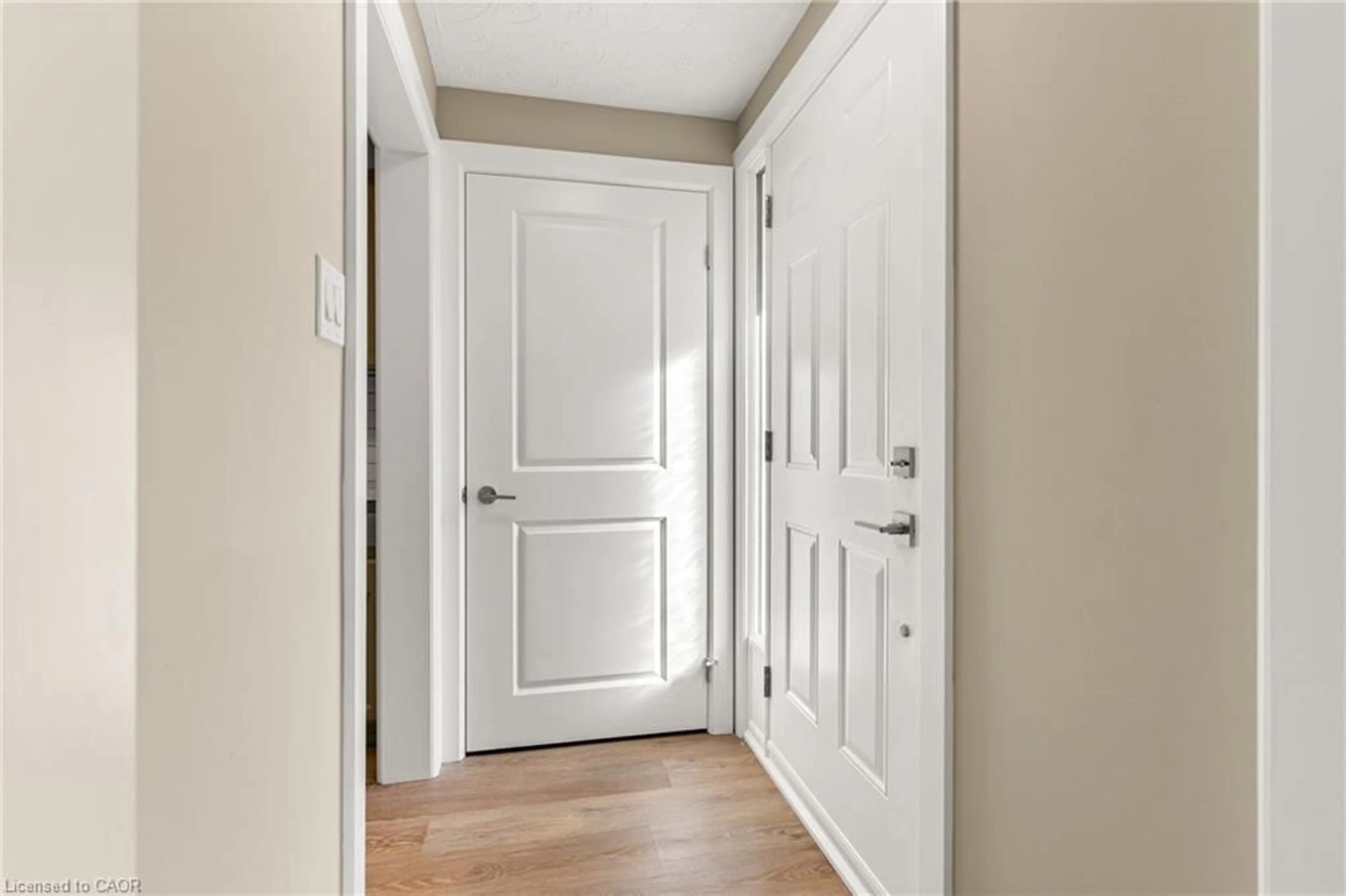 Indoor entryway for 58 Selkirk Dr, Kitchener Ontario N2E 1N2