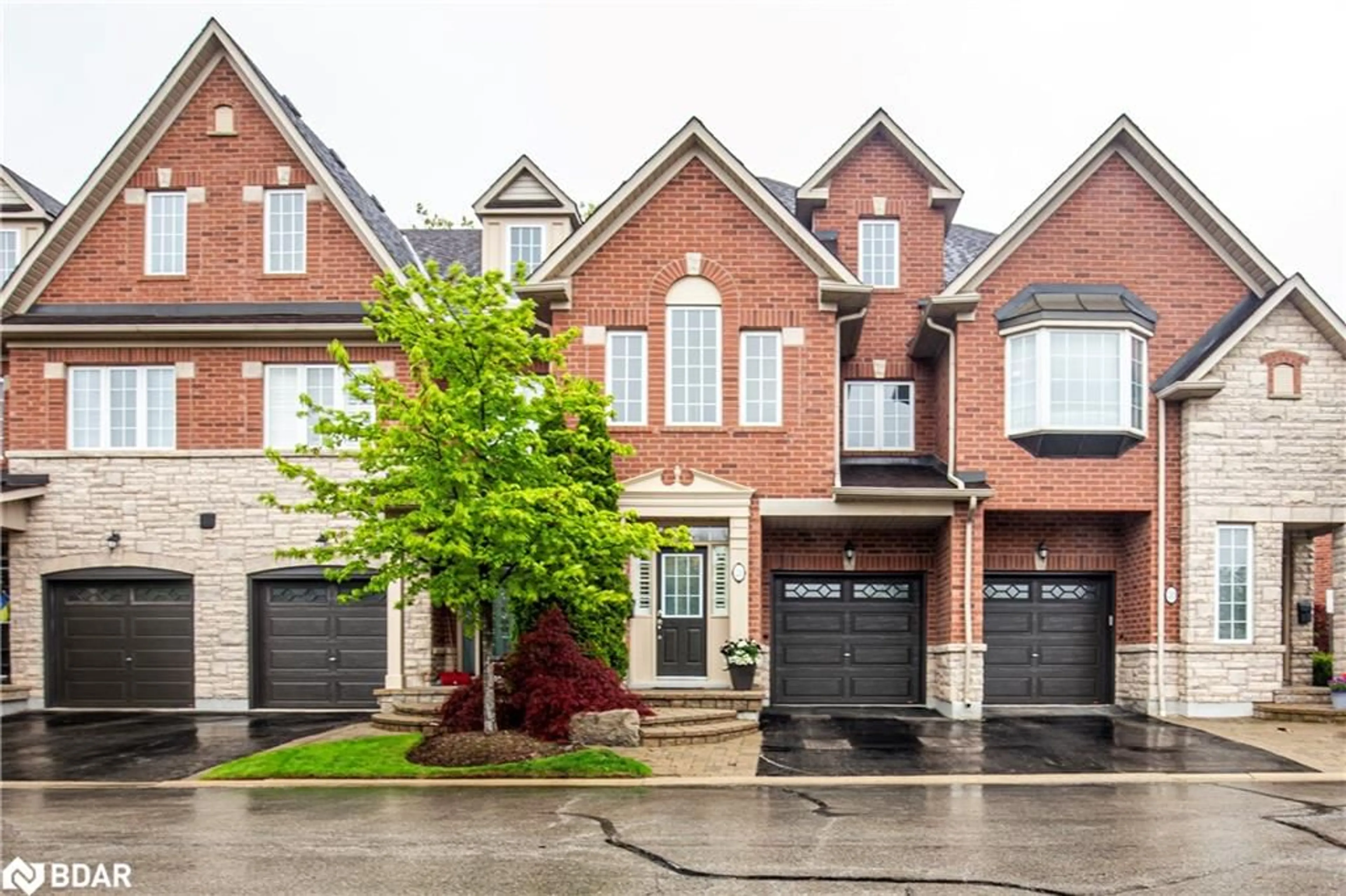 Home with brick exterior material, street for 300 Ravineview Way #21, Oakville Ontario L6H 7J1