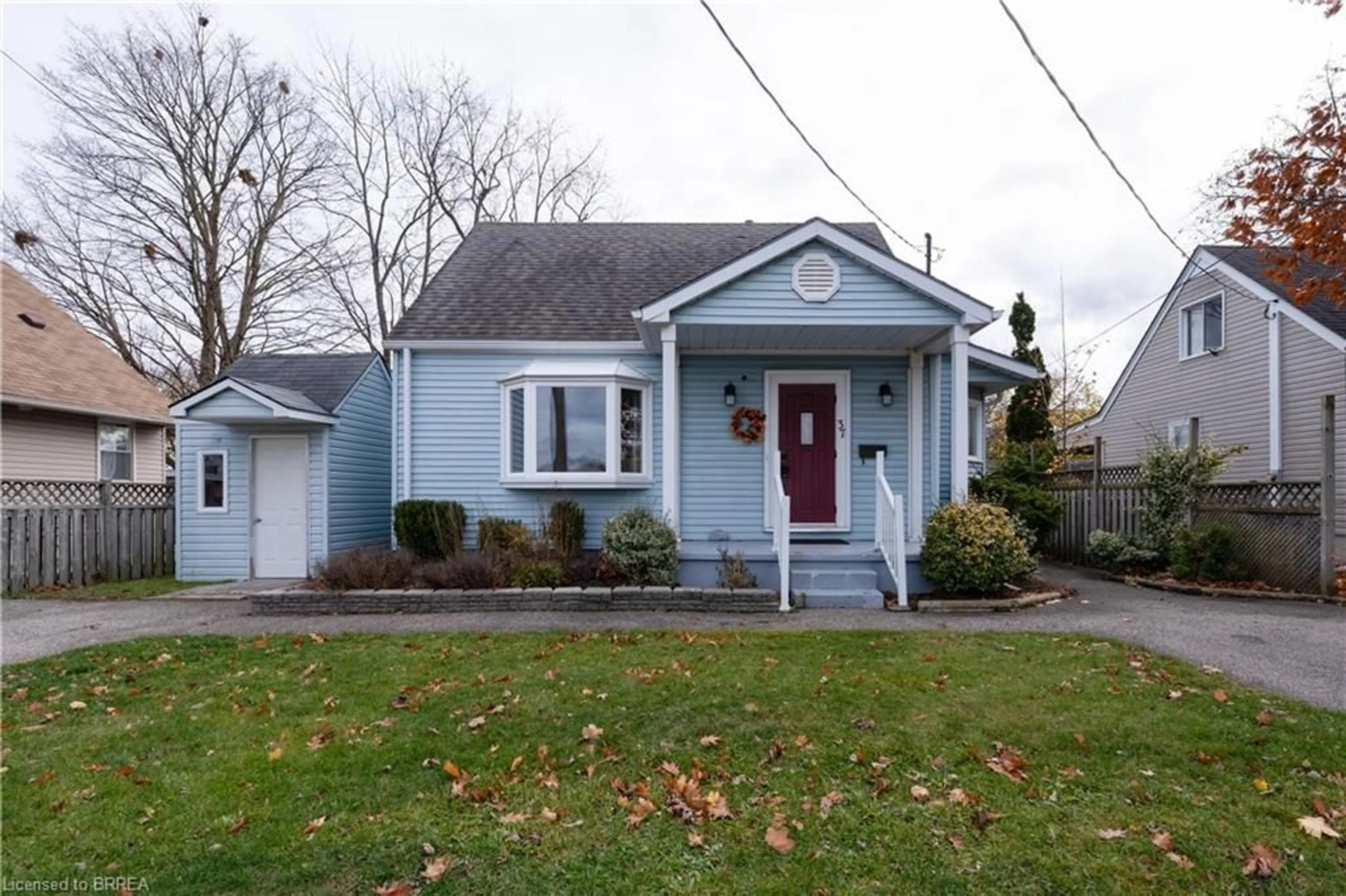 Home with vinyl exterior material, street for 37 Frank St, Brantford Ontario N3T 5E1