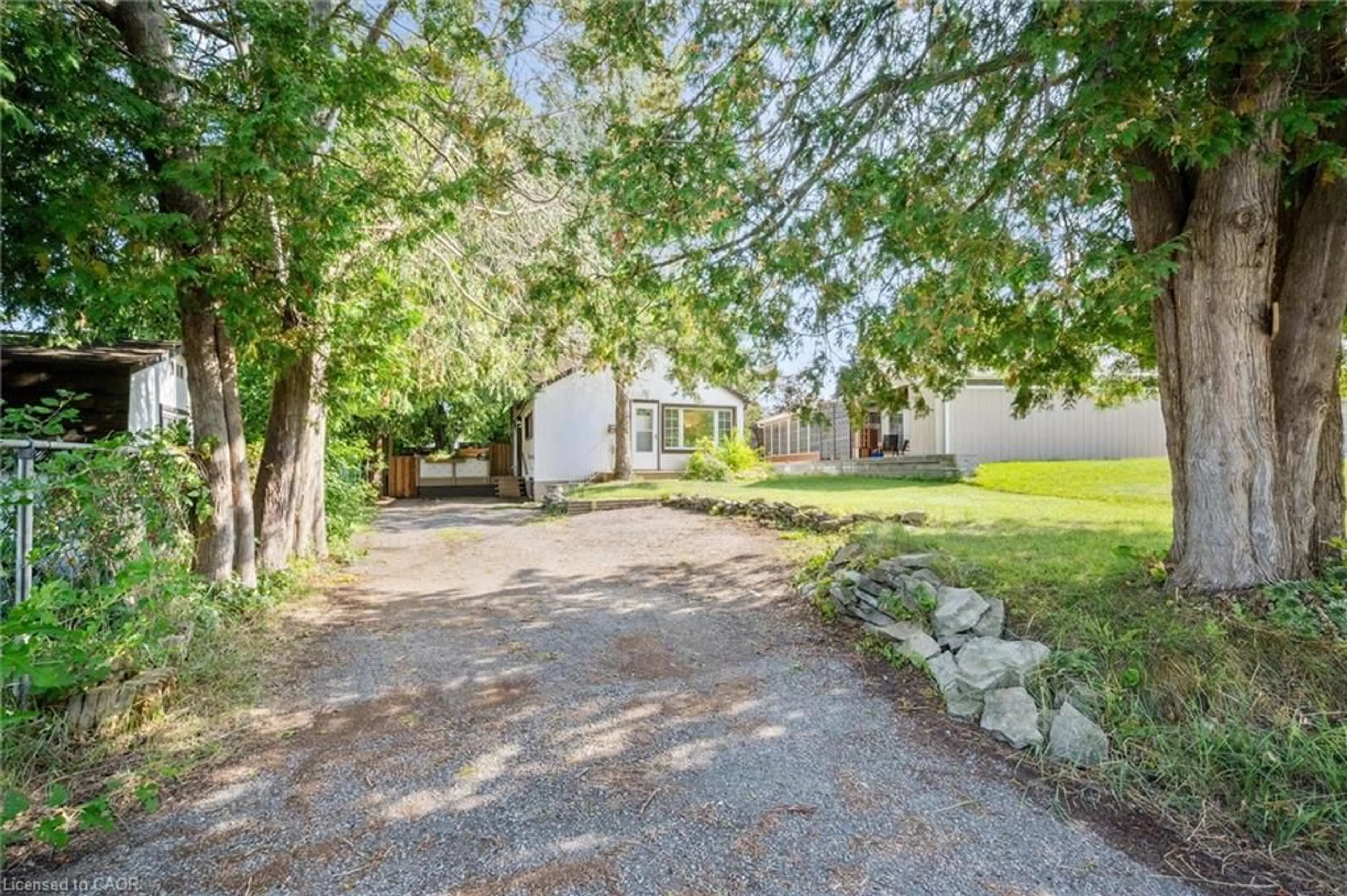 A pic from outside/outdoor area/front of a property/back of a property/a pic from drone, street for 321 Vine St, Cambridge Ontario N3H 2Y5