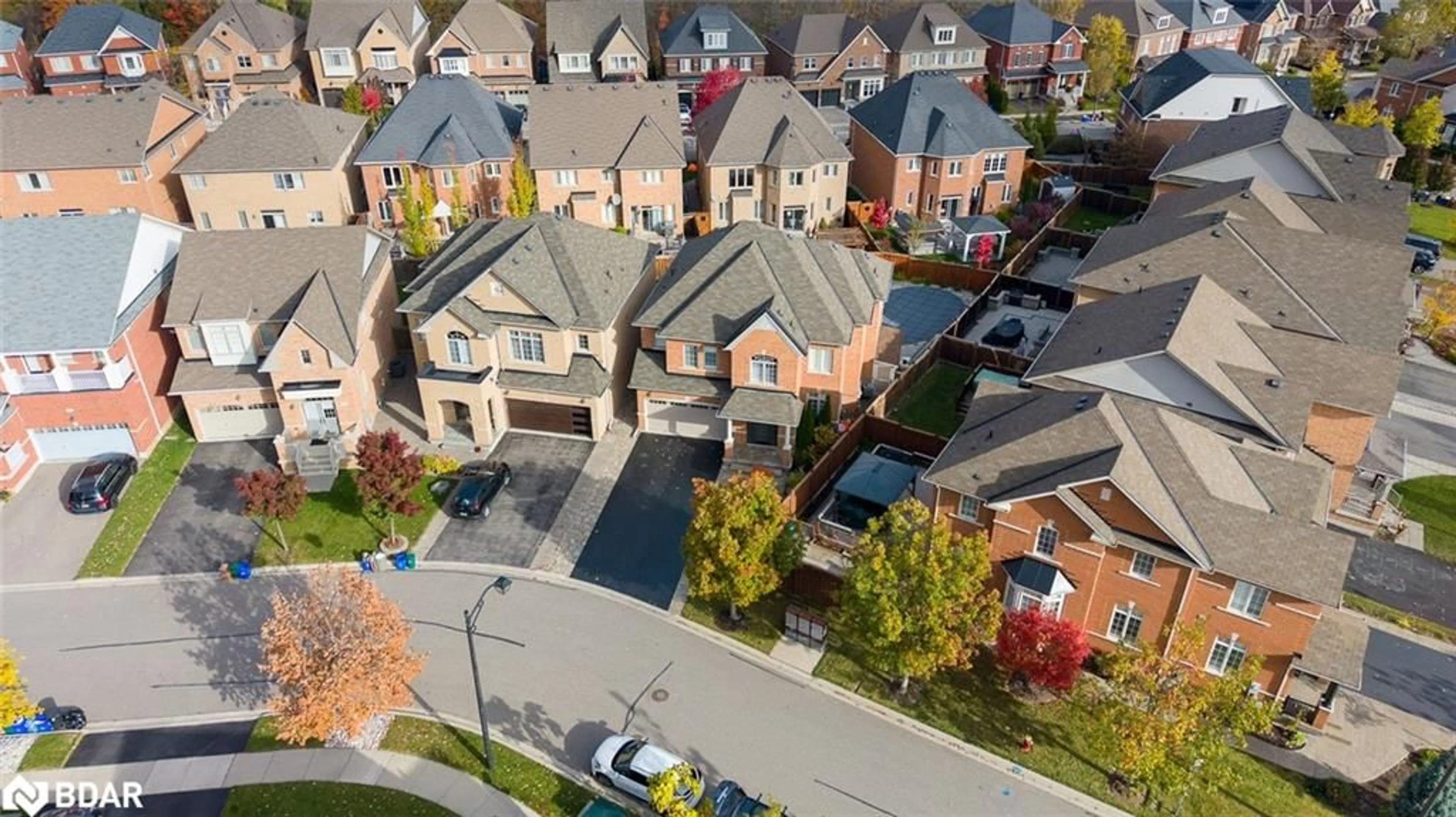 A pic from outside/outdoor area/front of a property/back of a property/a pic from drone, street for 195 Huddlestone Cres, Milton Ontario L9T 8M9