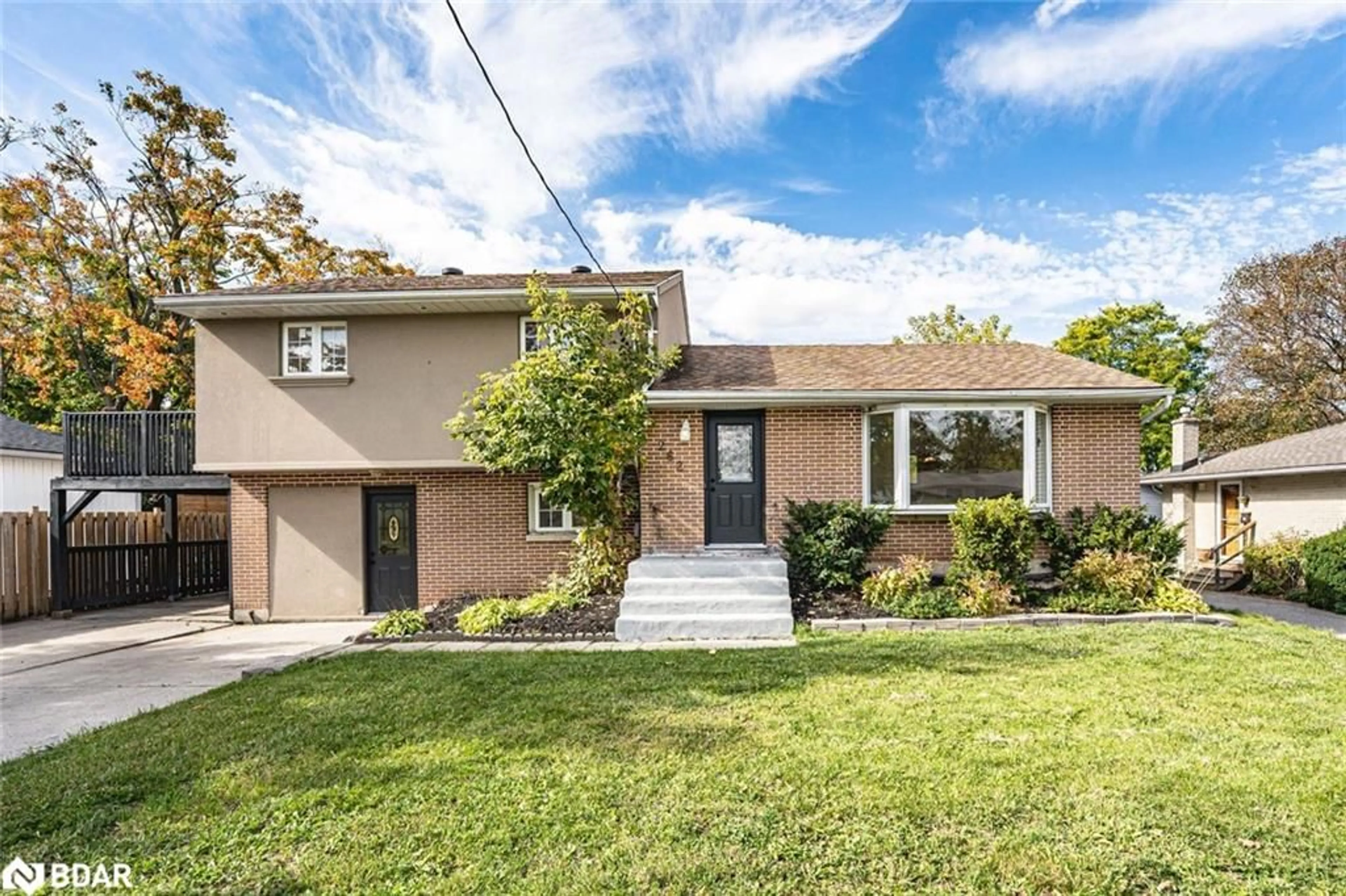 Home with brick exterior material, street for 262 Duckworth St, Barrie Ontario L4M 3X2