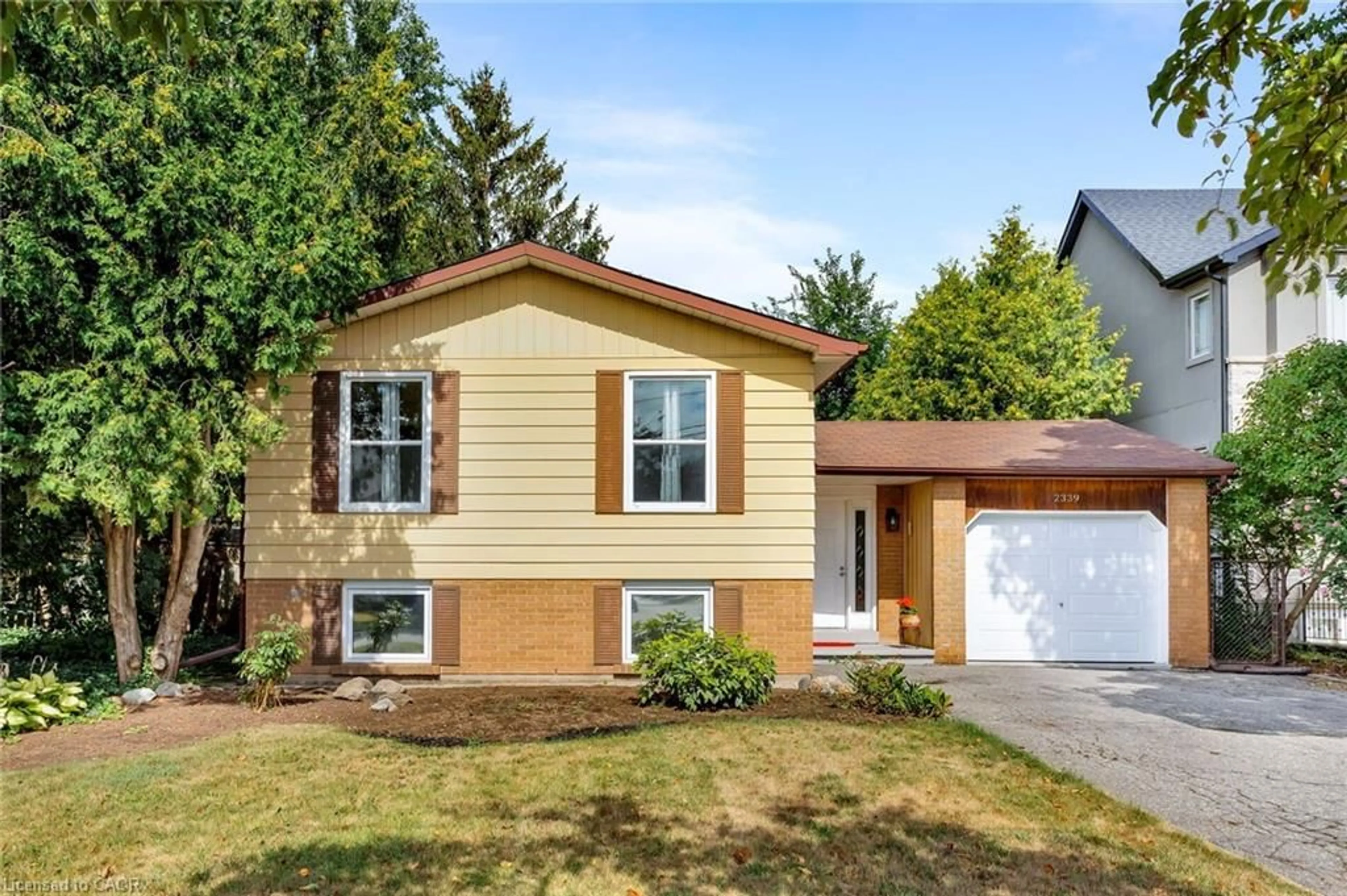 Home with vinyl exterior material, street for 2339 Hixon St, Oakville Ontario L6L 1T7