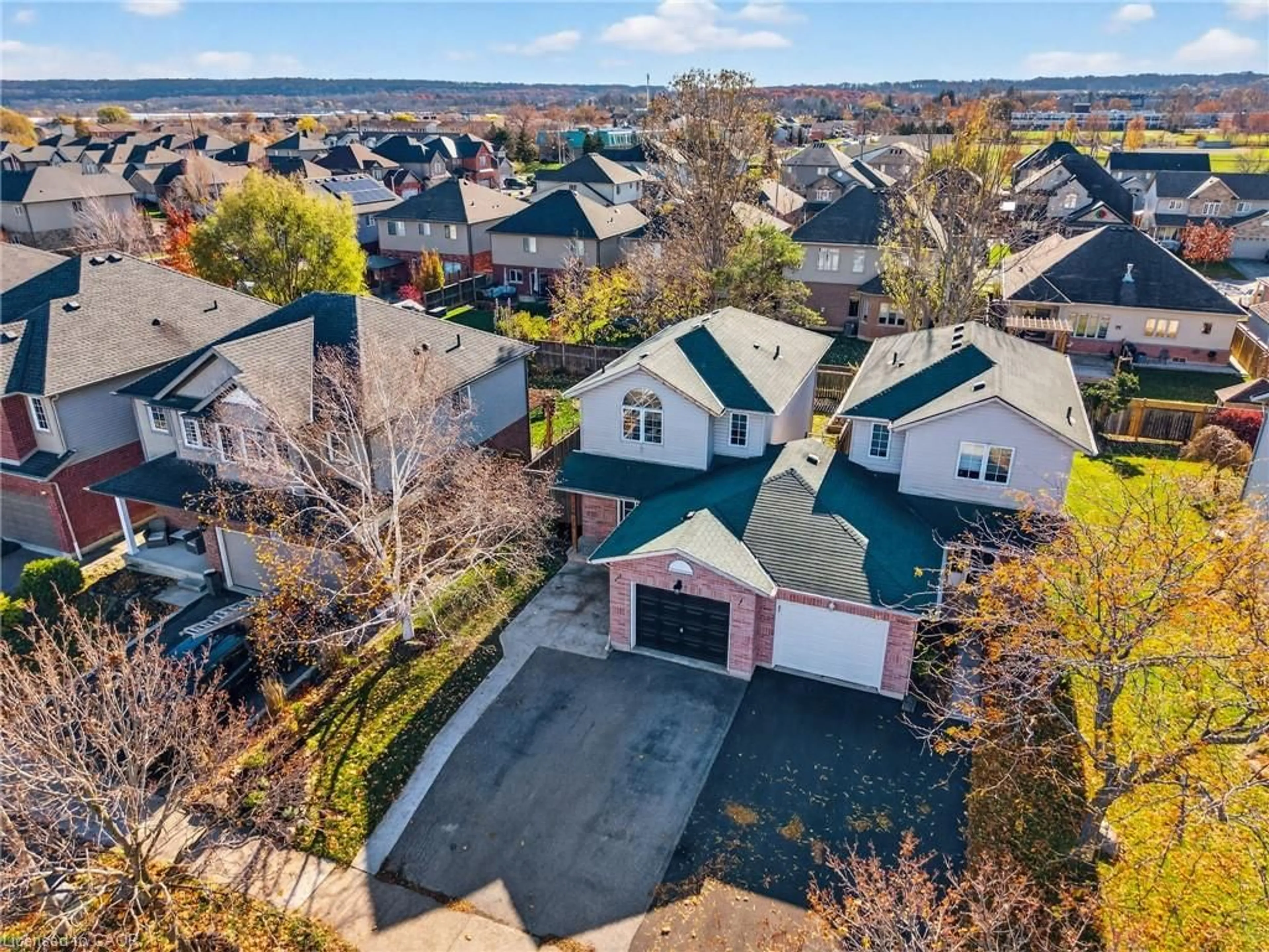 A pic from outside/outdoor area/front of a property/back of a property/a pic from drone, street for 4902 Adam Crt, Beamsville Ontario L3J 0E3