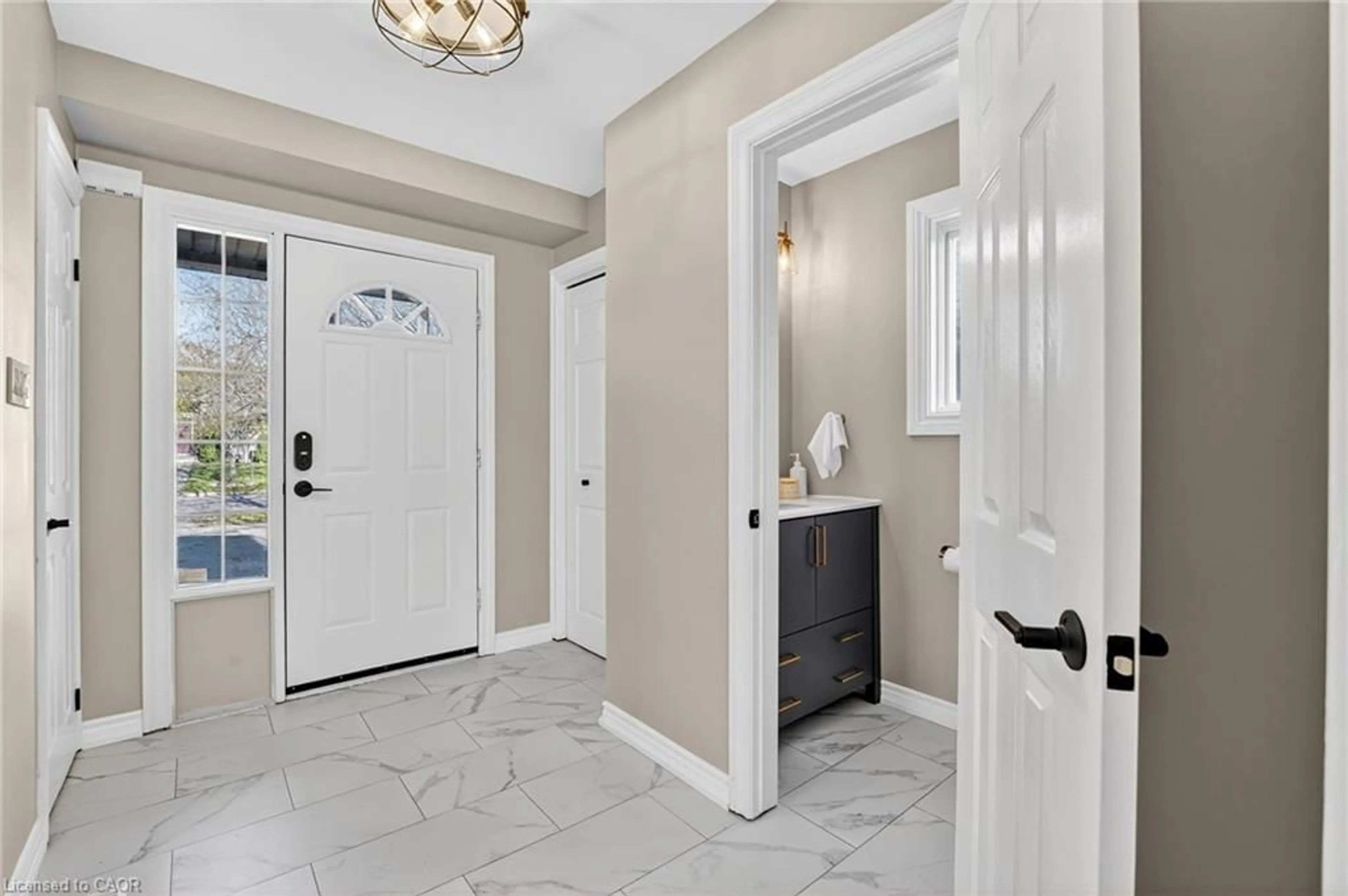 Indoor entryway for 4902 Adam Crt, Beamsville Ontario L3J 0E3
