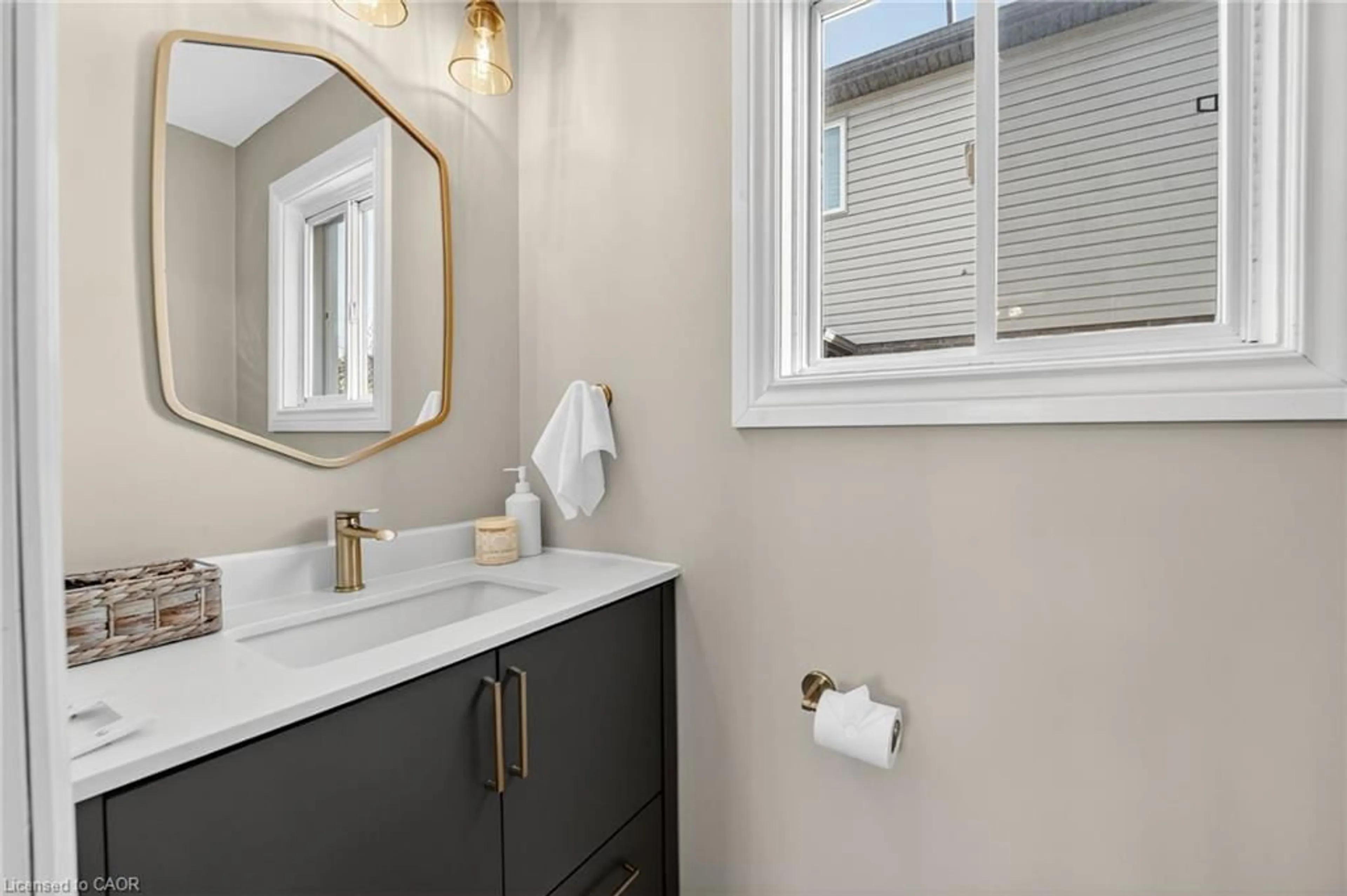 Contemporary bathroom, ceramic/tile floor for 4902 Adam Crt, Beamsville Ontario L3J 0E3