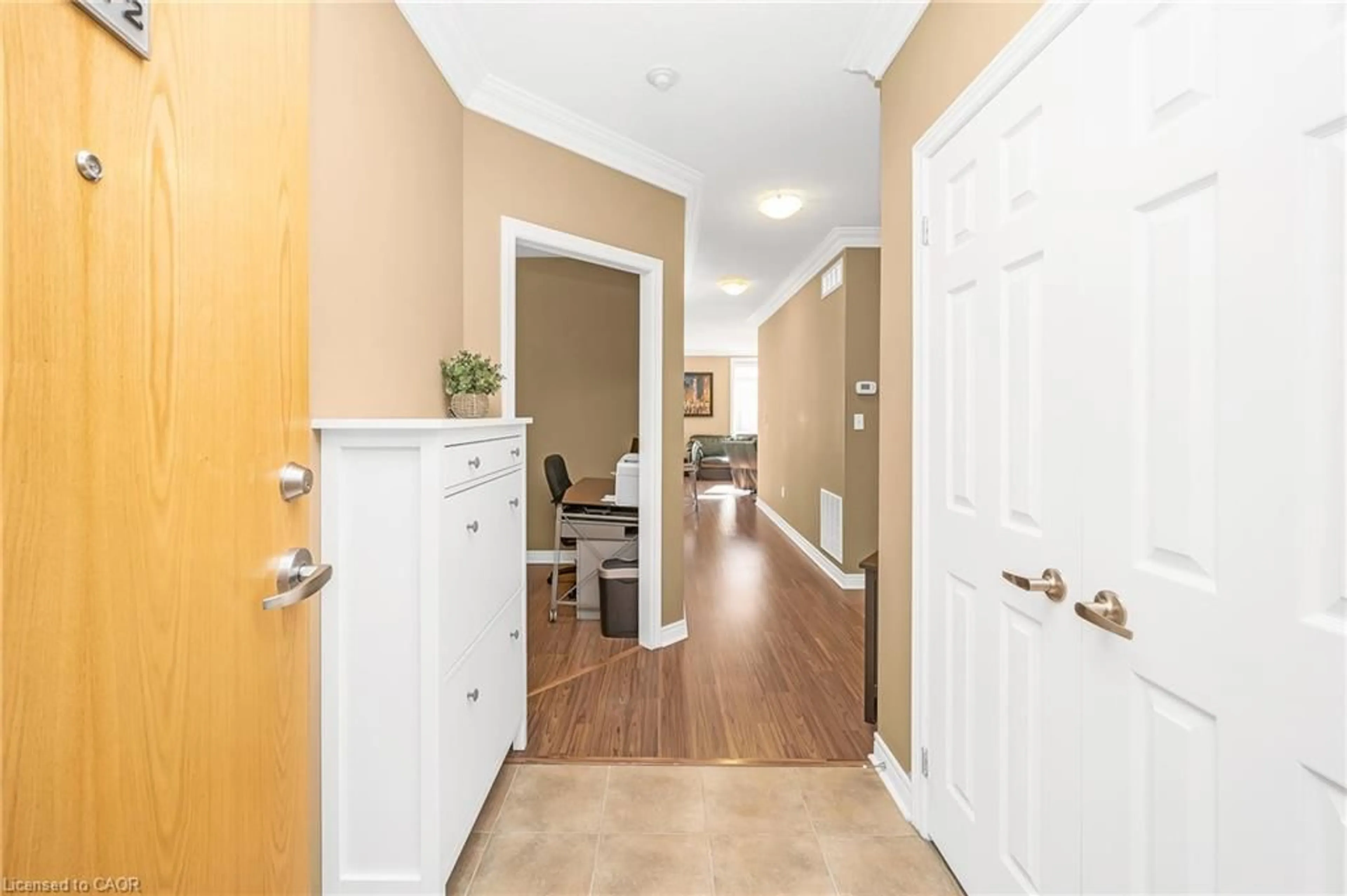Indoor entryway for 1980 Imperial Way #212, Burlington Ontario L7L 0E7