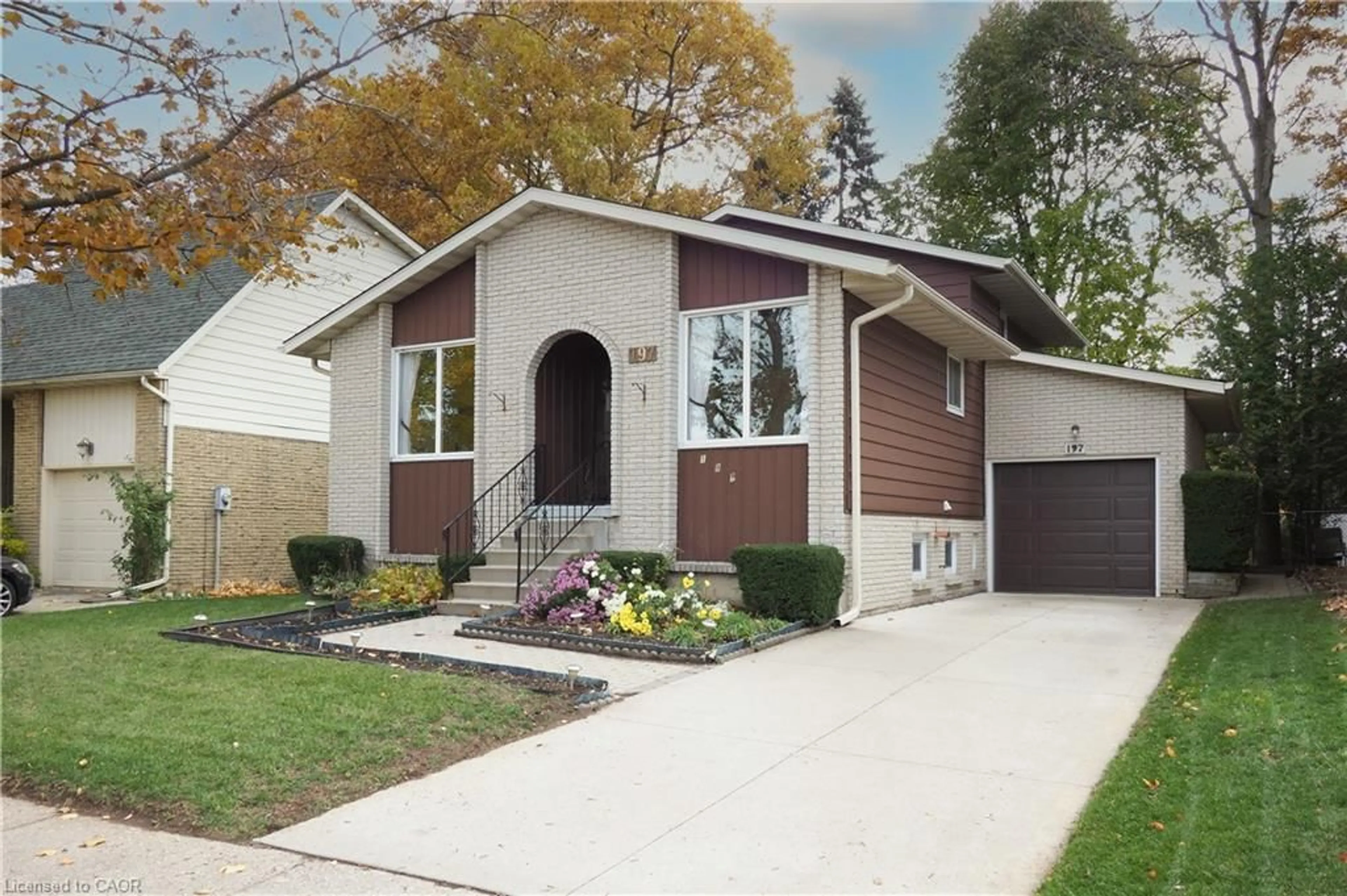 Home with vinyl exterior material, street for 197 Wedgewood Dr, Cambridge Ontario N1S 4P7