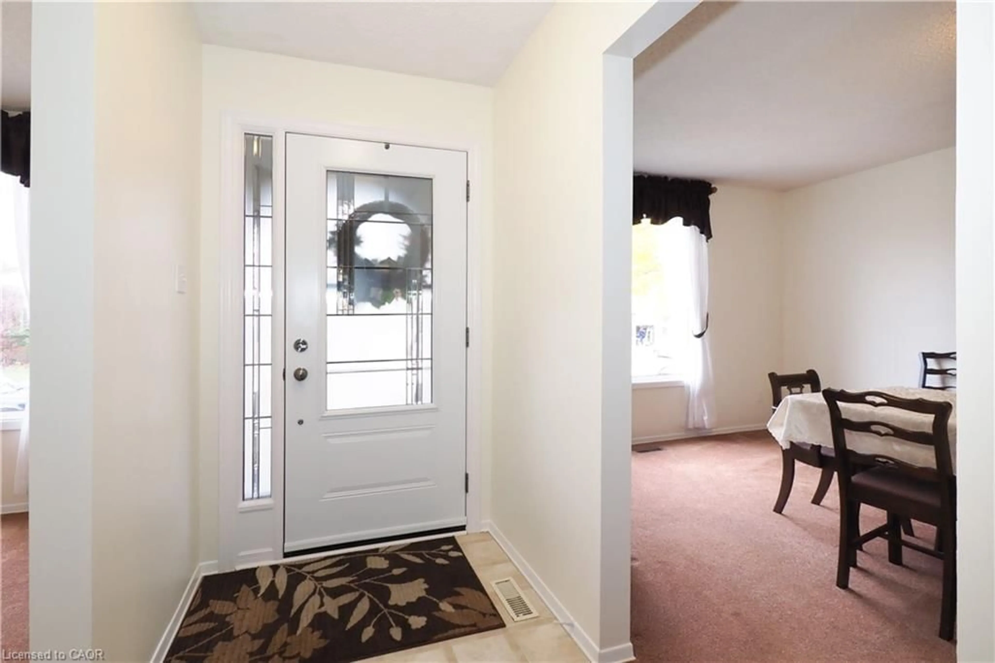 Indoor entryway for 197 Wedgewood Dr, Cambridge Ontario N1S 4P7