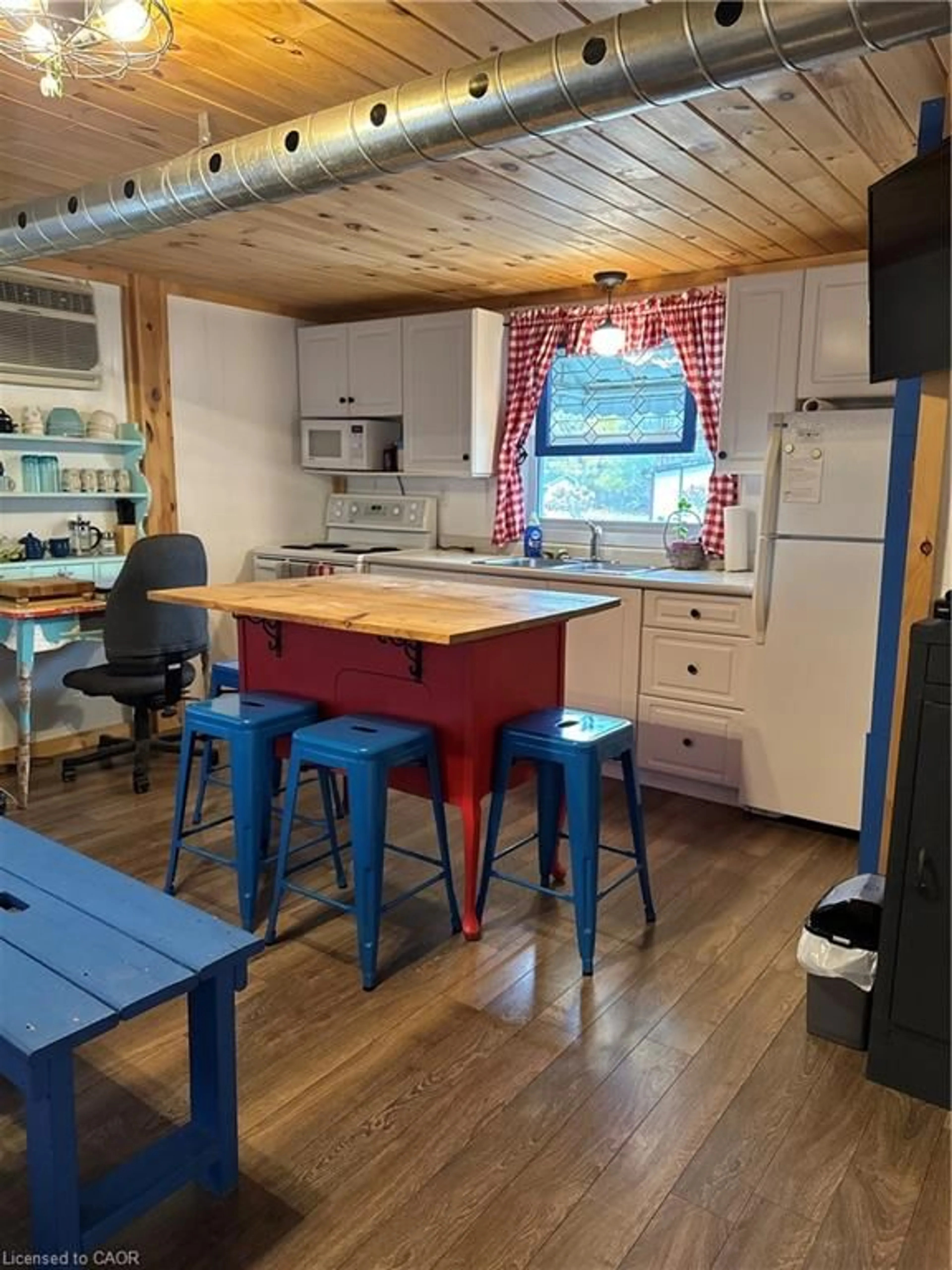 Standard kitchen, wood/laminate floor for 37 Cedar Dr, Turkey Point Ontario N0E 1T0